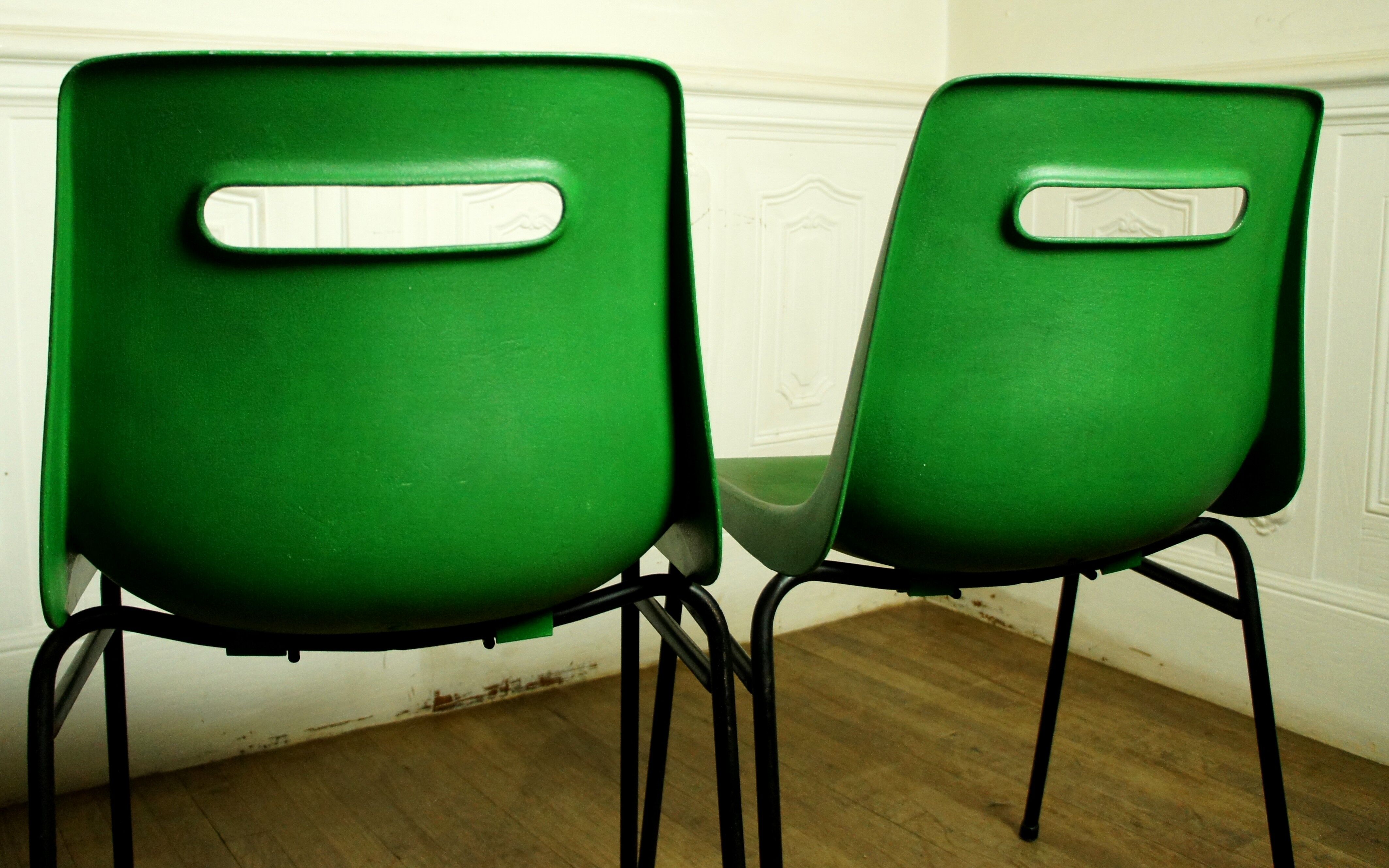 Pair of stackable Grosfillex M4 hull chairs