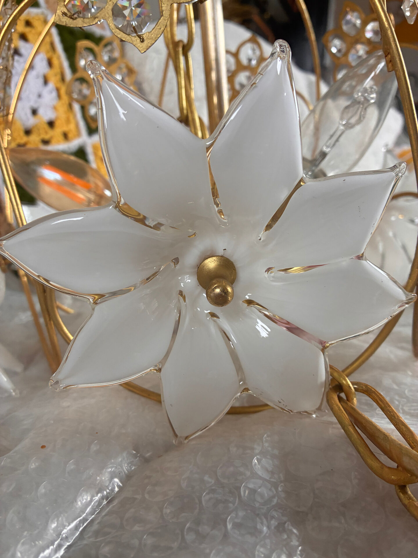 Lustre vintage en verre de Murano à fleurs opaline et laiton – 1970 (É