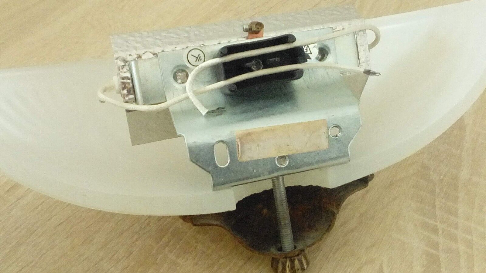 Pair of wall sconces in glass paste and brass