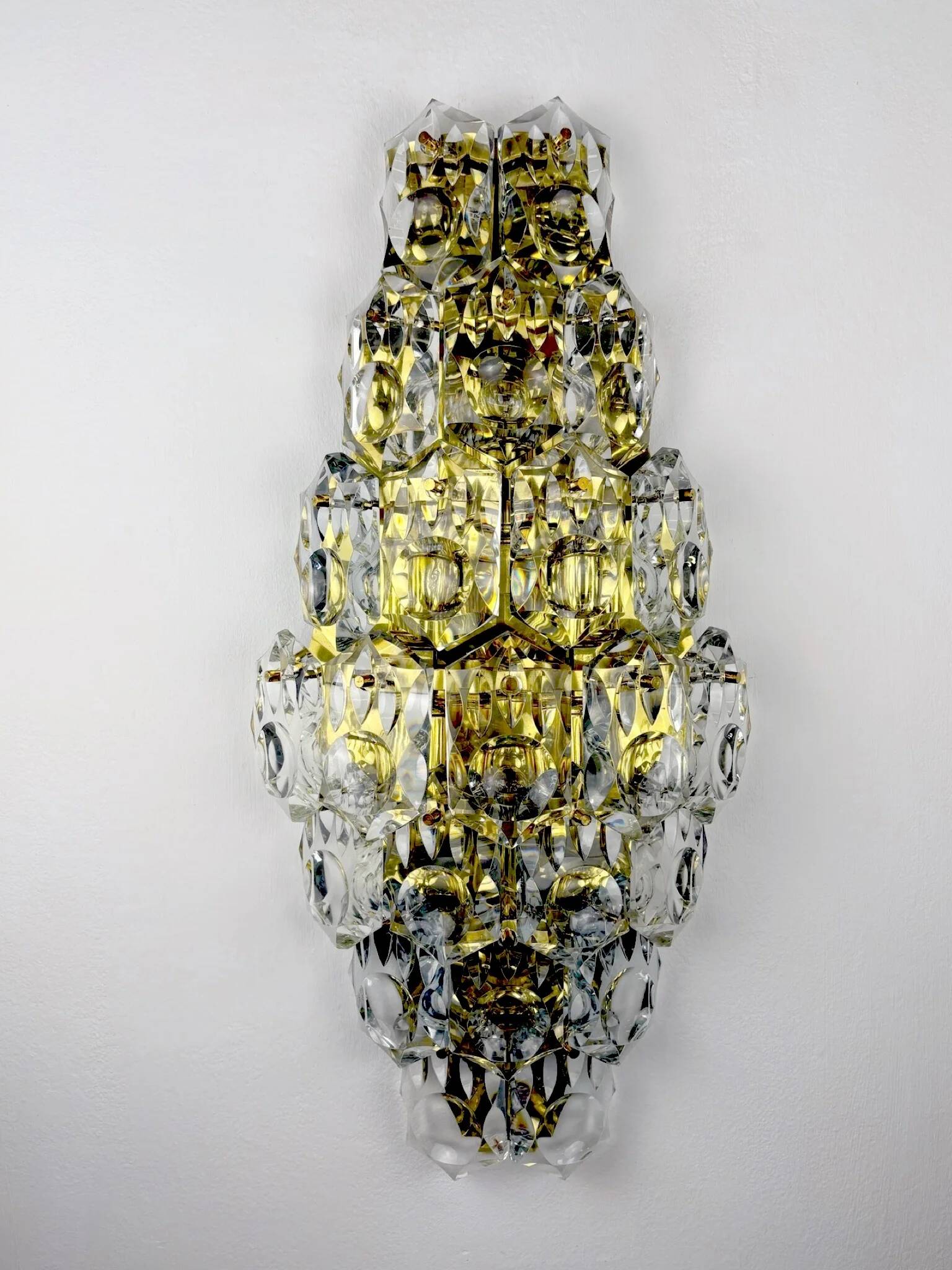 Applique murale en cristal taillé Kinkeldey XL à 7 niveaux, laiton doré, Allemagne, années 1970