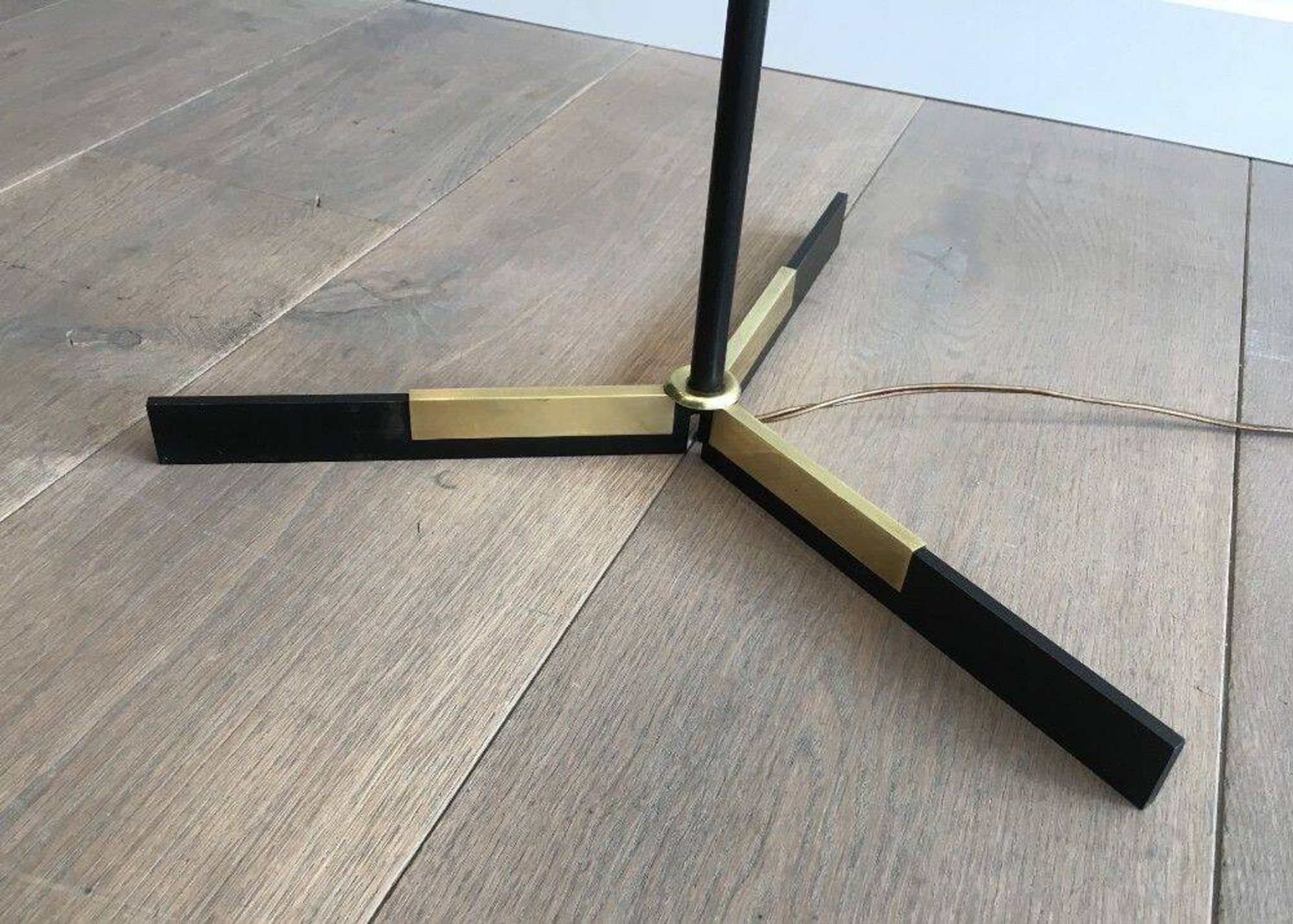 Designer floor lamp in black lacquered metal and brass