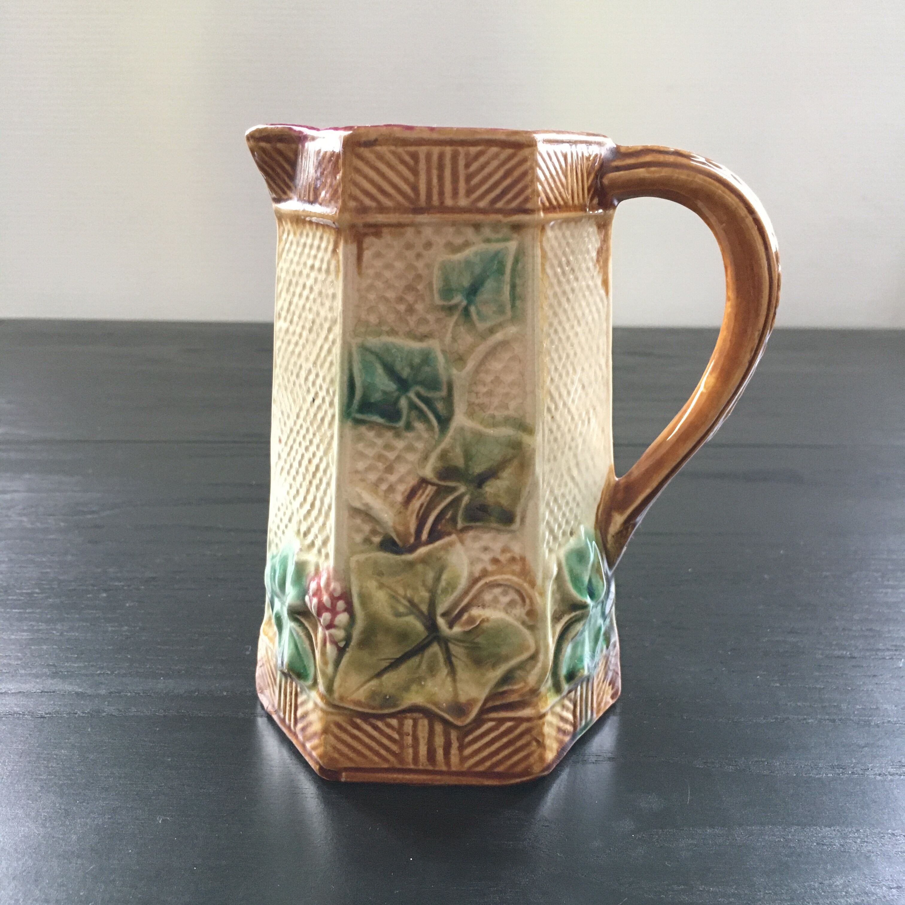 Onnaing dabbling pitcher