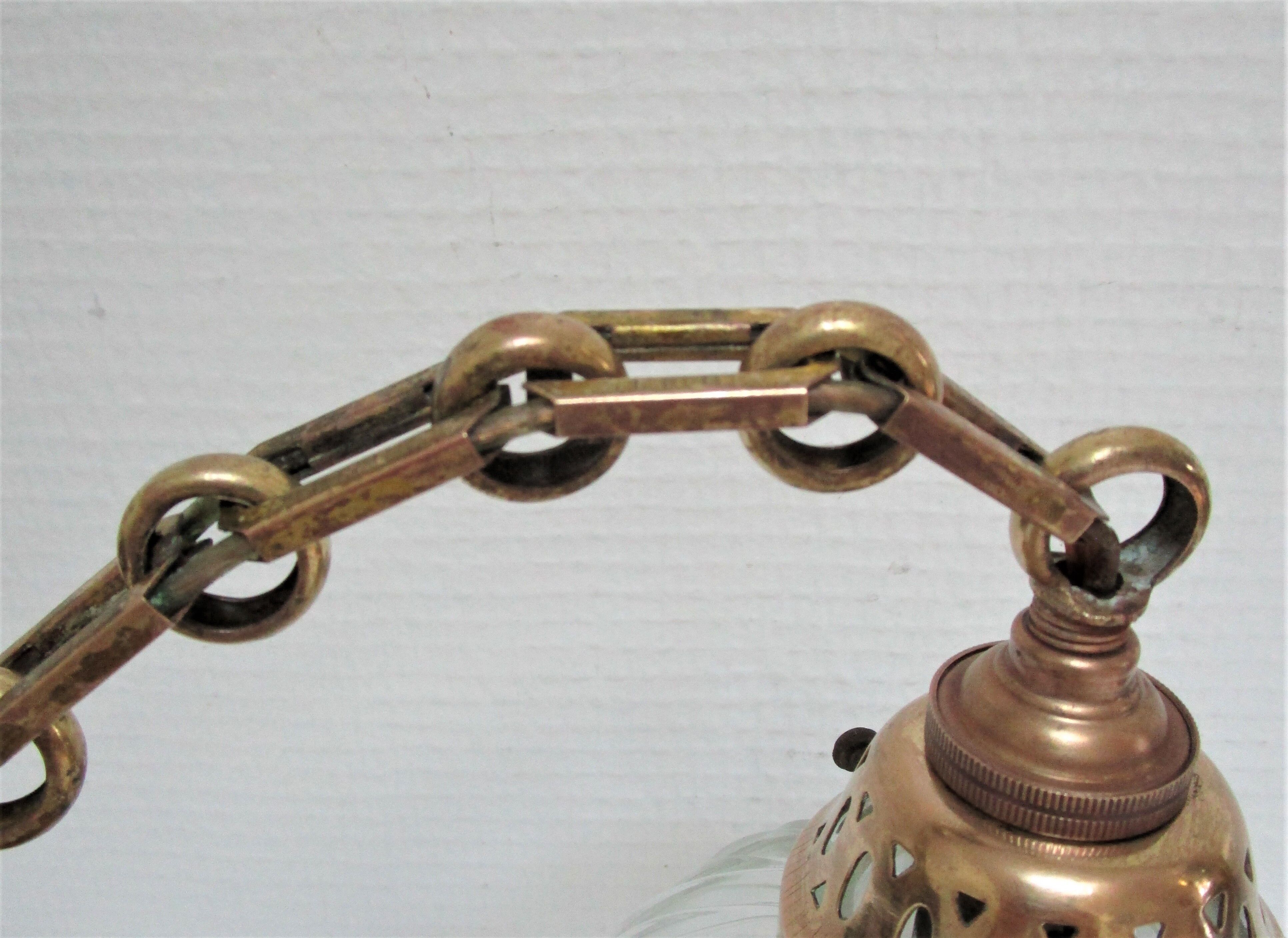 Suspension verre Holophane et laiton doré patiné vintage