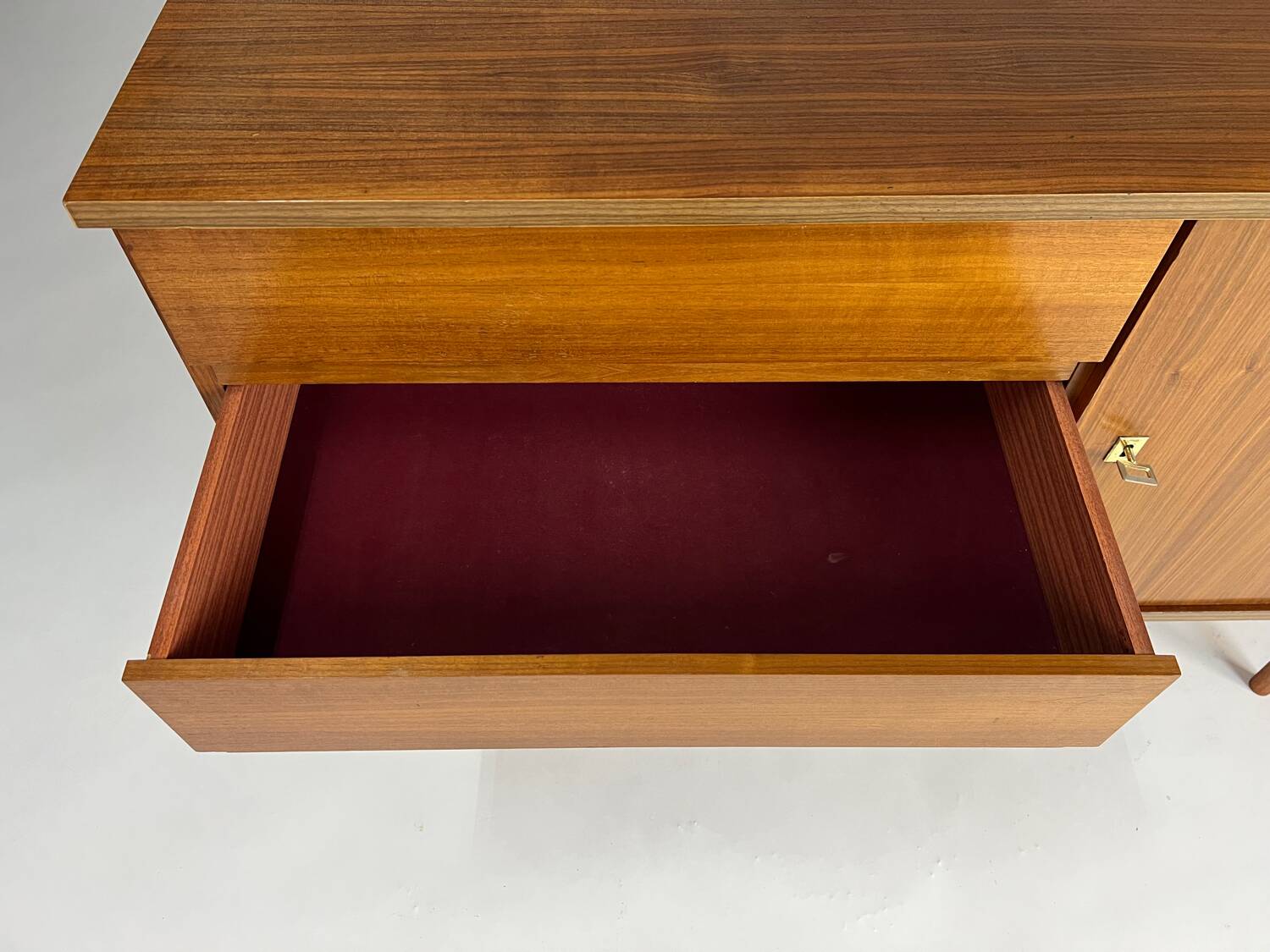 Buffet en noyer vintage avec tiroirs des années 60-70, de style mid-century, similaire au teck.