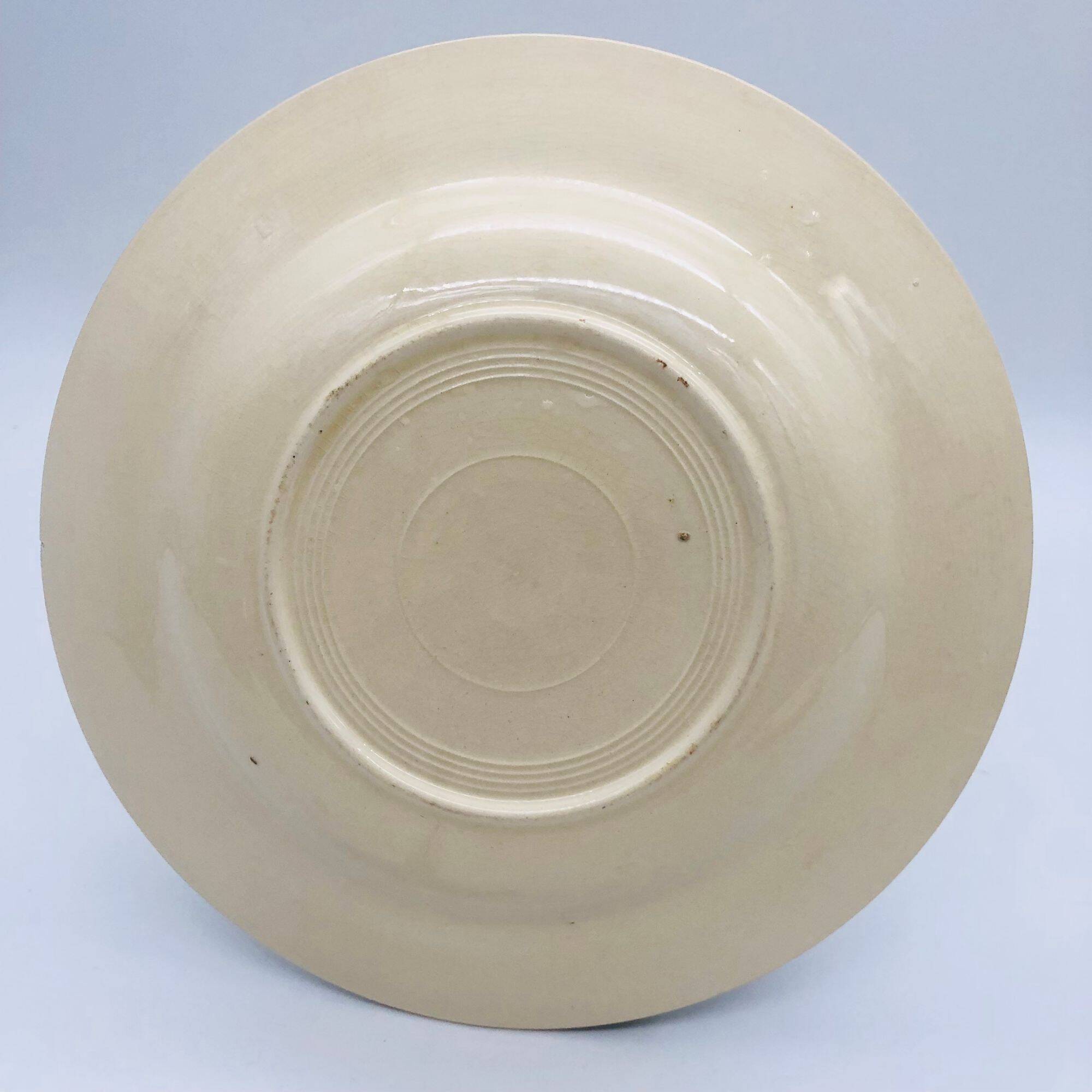 6 assiettes creuses avec de fin décor de liserés bleu et brun.