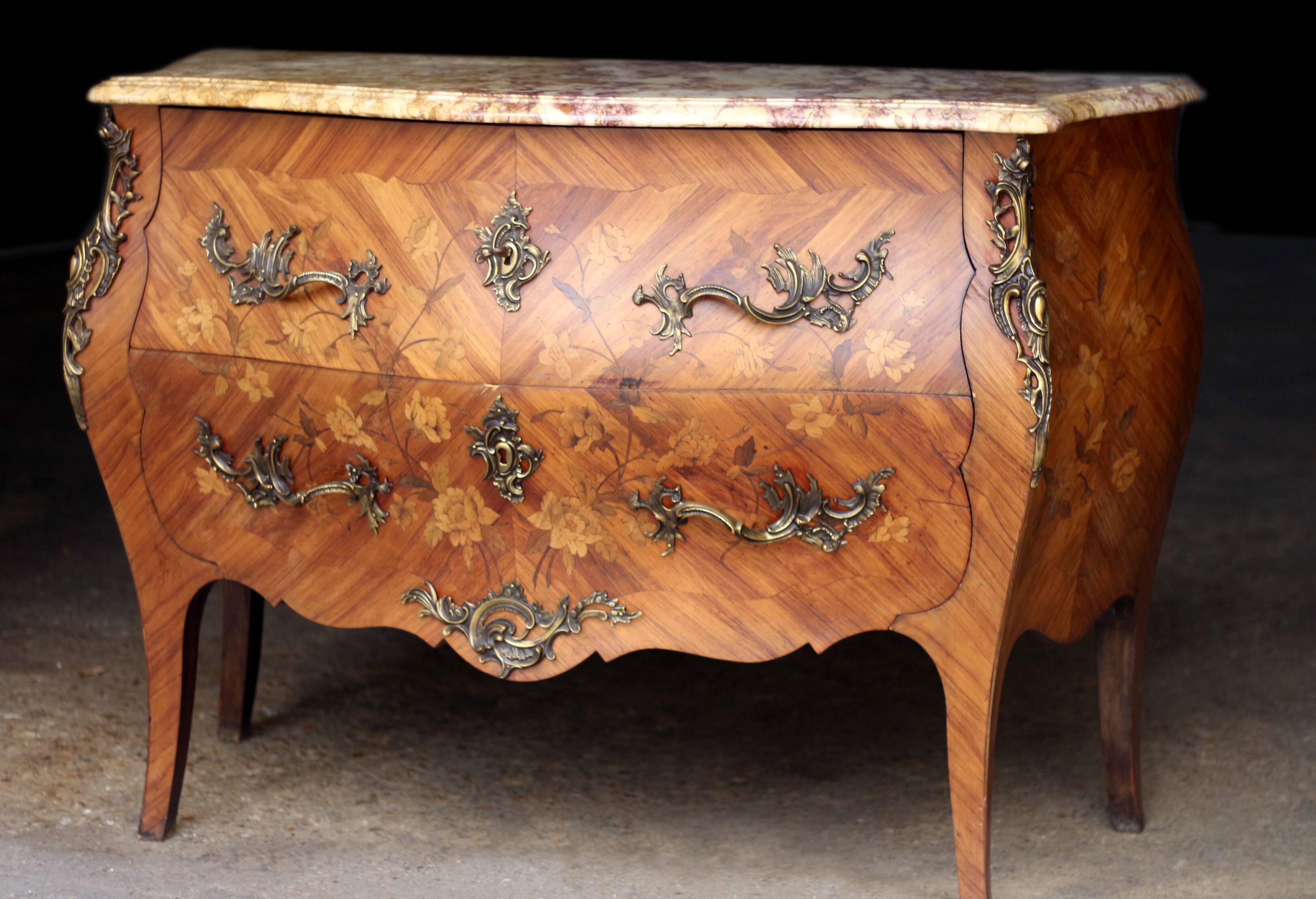 Louis XV style curved chest of drawers of very fine craftsmanship (Faubourg work)