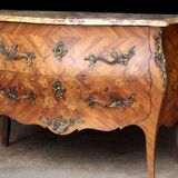 Louis XV style curved chest of drawers of very fine craftsmanship (Faubourg work)