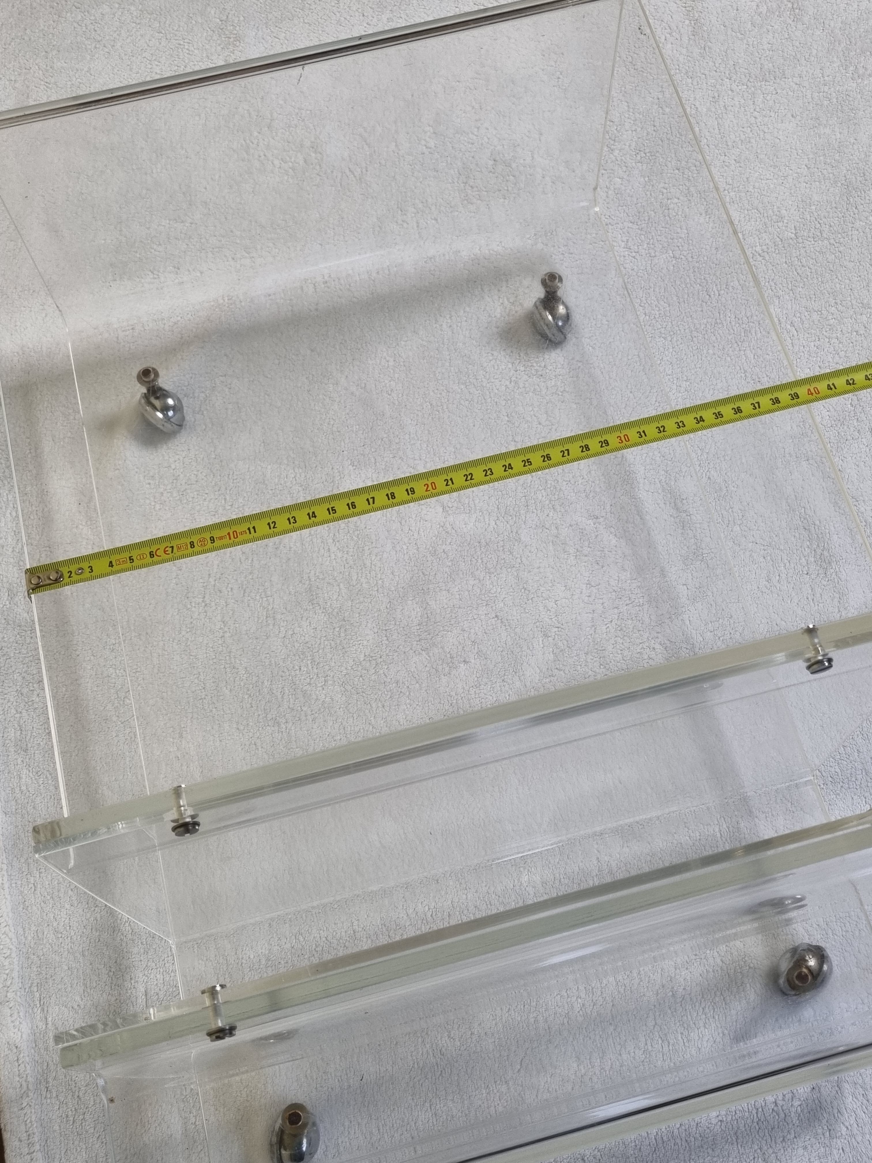 Table basse et porte revue en plexiglas vintage, années 70
