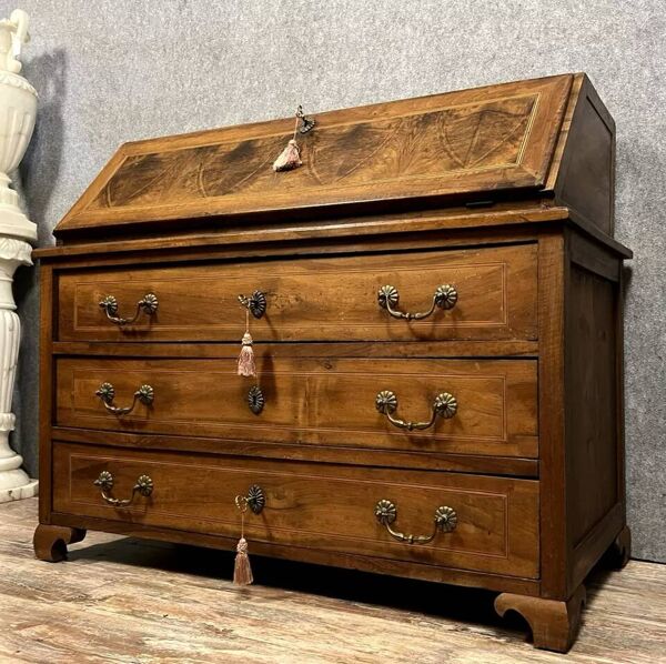 Commode scriban époque Louis XV en noyer, ronce et filets de marqueterie