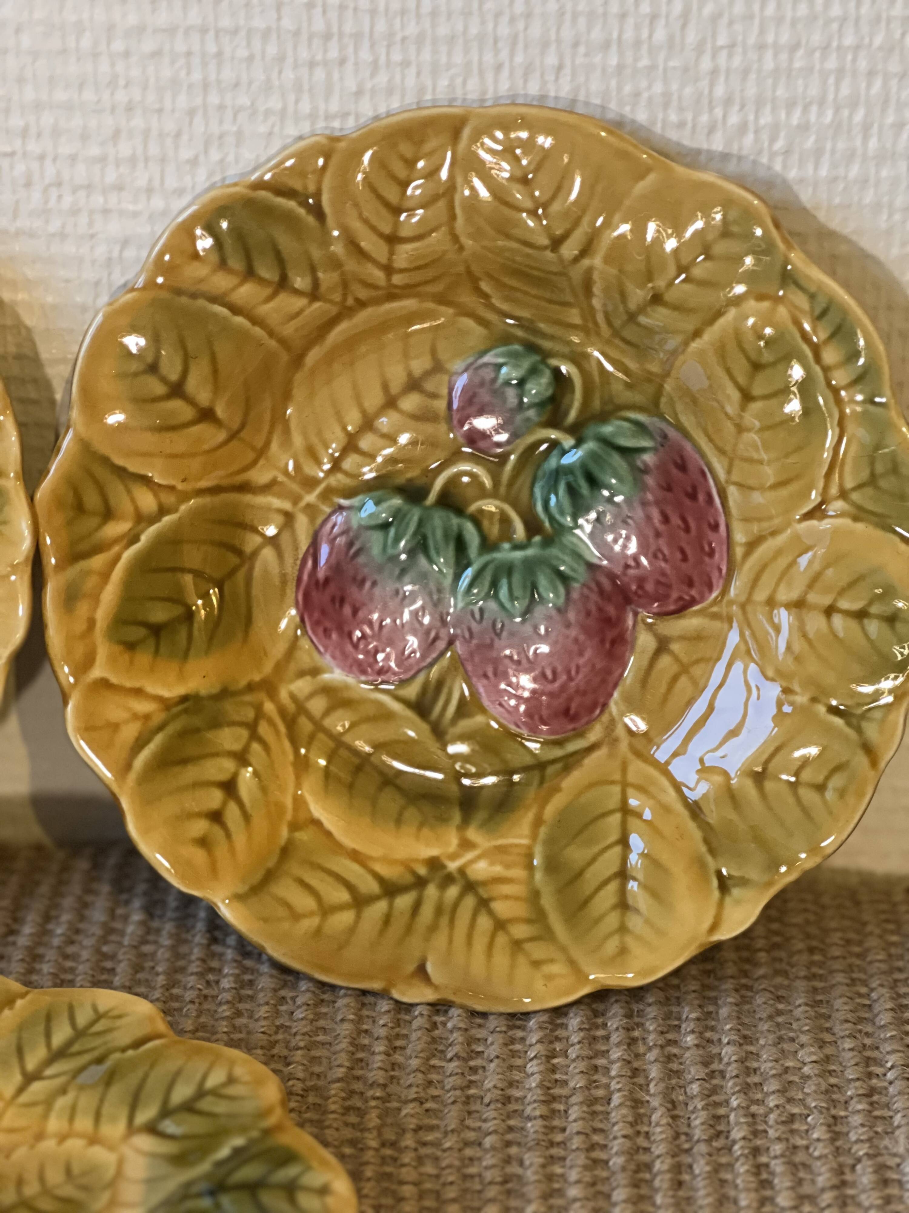 Set of 8 dessert plates in Sarreguemines slip
