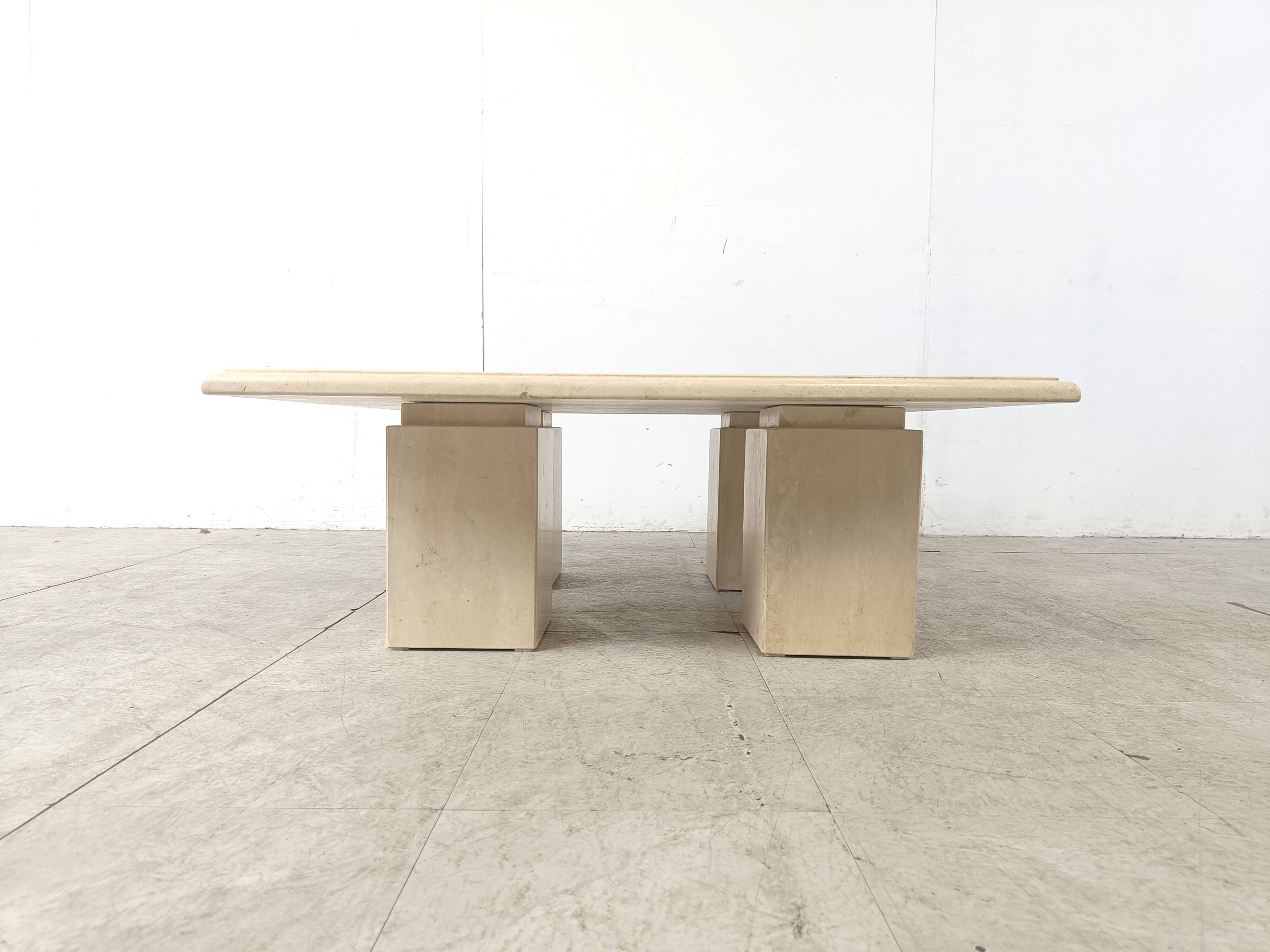 Table basse en travertin années 1970, Italie