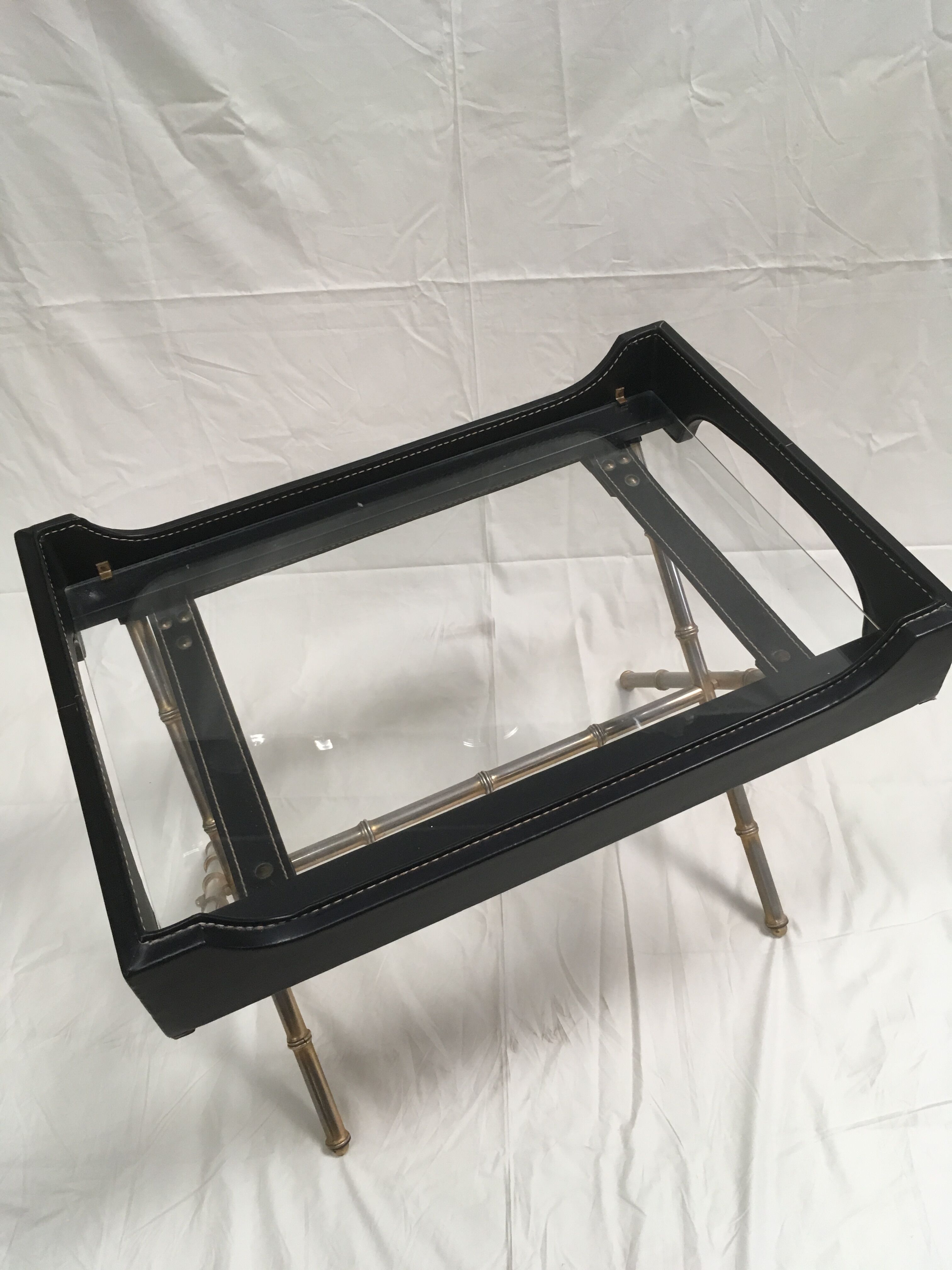 Table d'appoint vintage en laiton et cuir par Jacques Adnet 1950