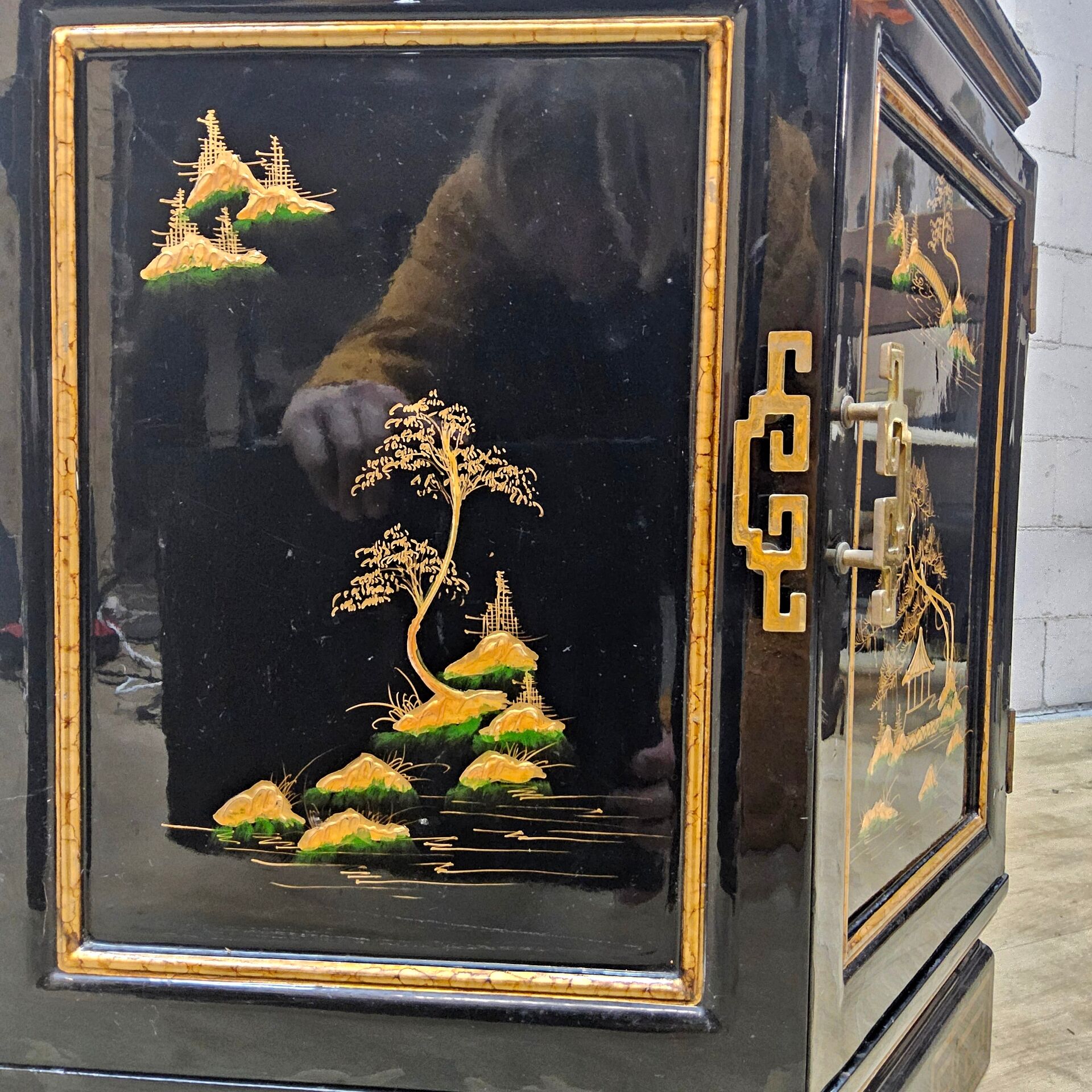 Vitrine chinoise avec toit en pagode et éclairage (asiatique)