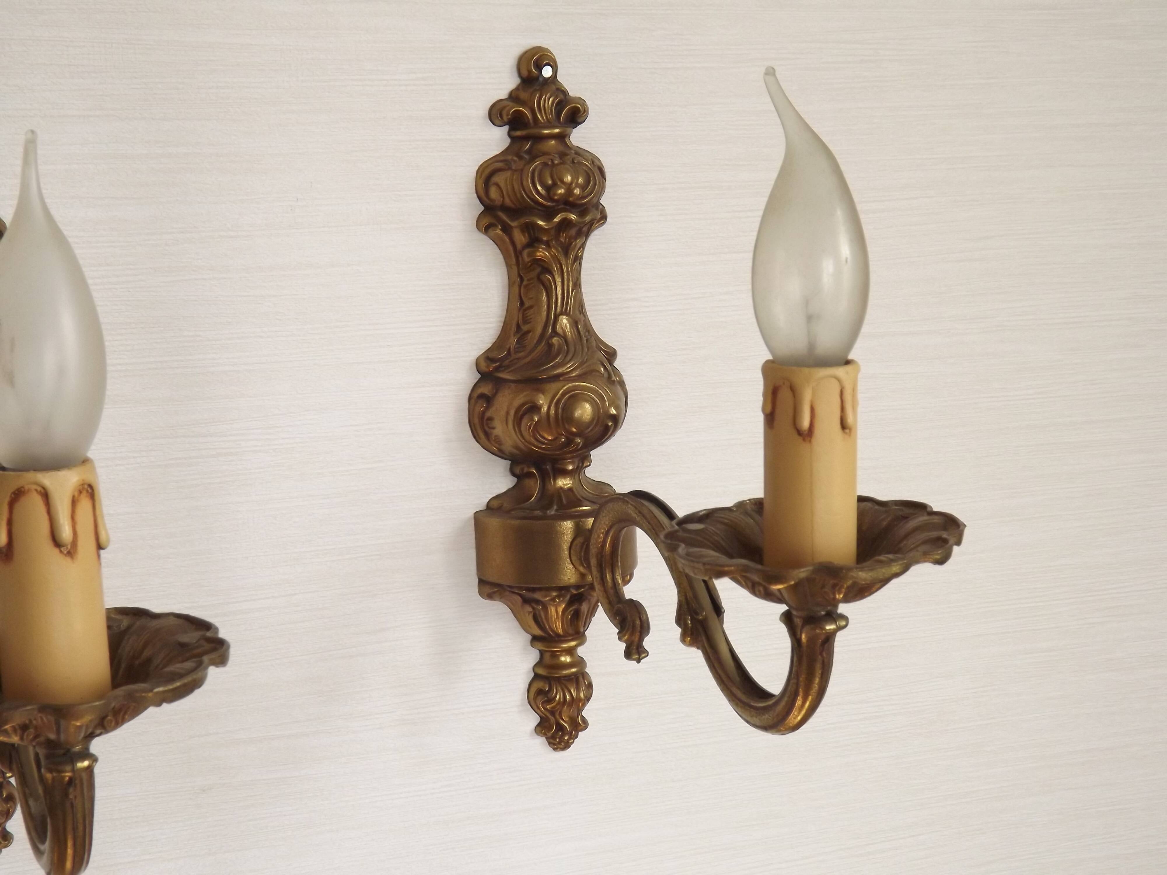 Pair Of Elegant Vintage French Traditional Style Bronze Single Wall Lights