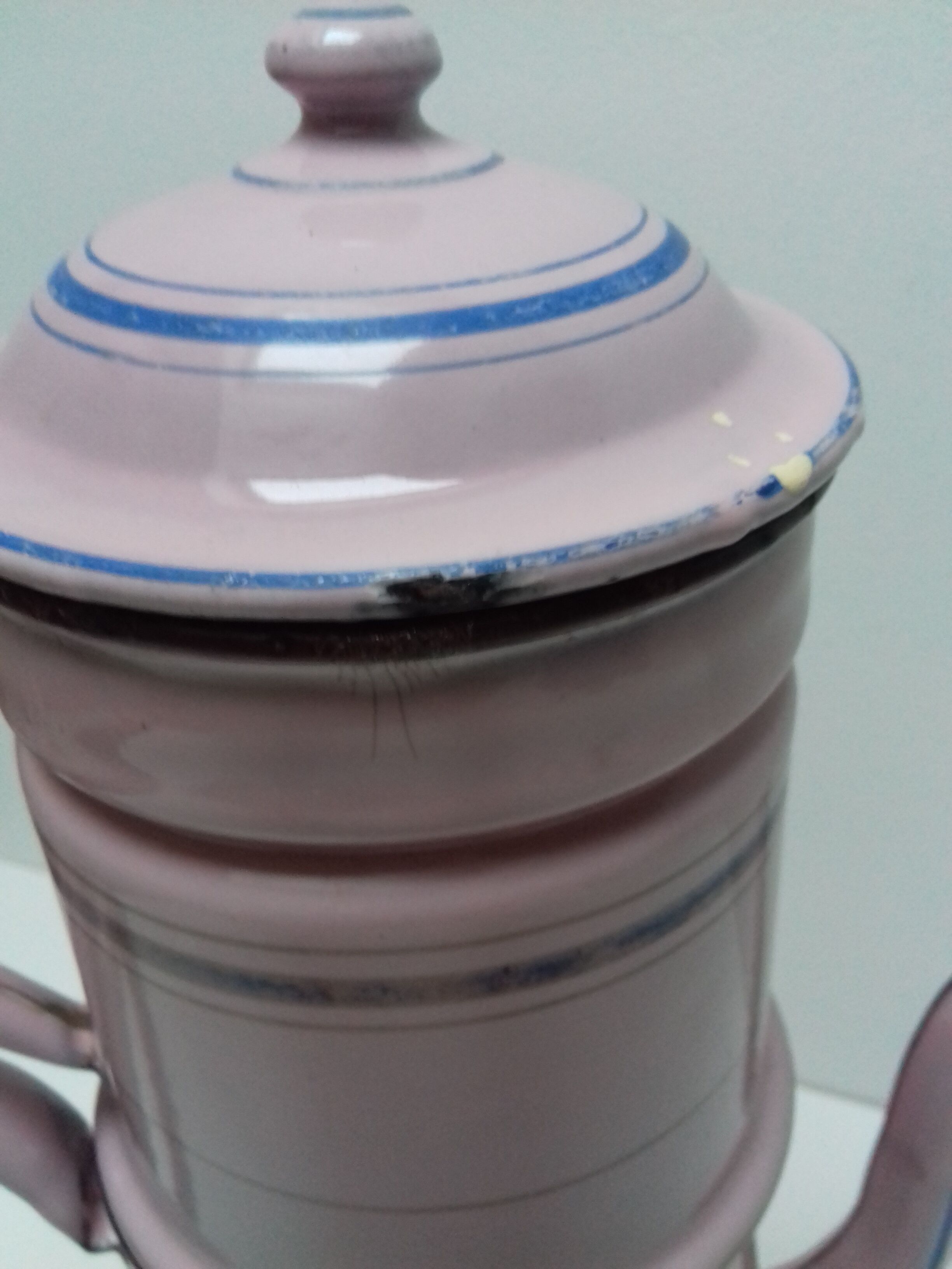 Enamelled coffee maker pink, blue liseret