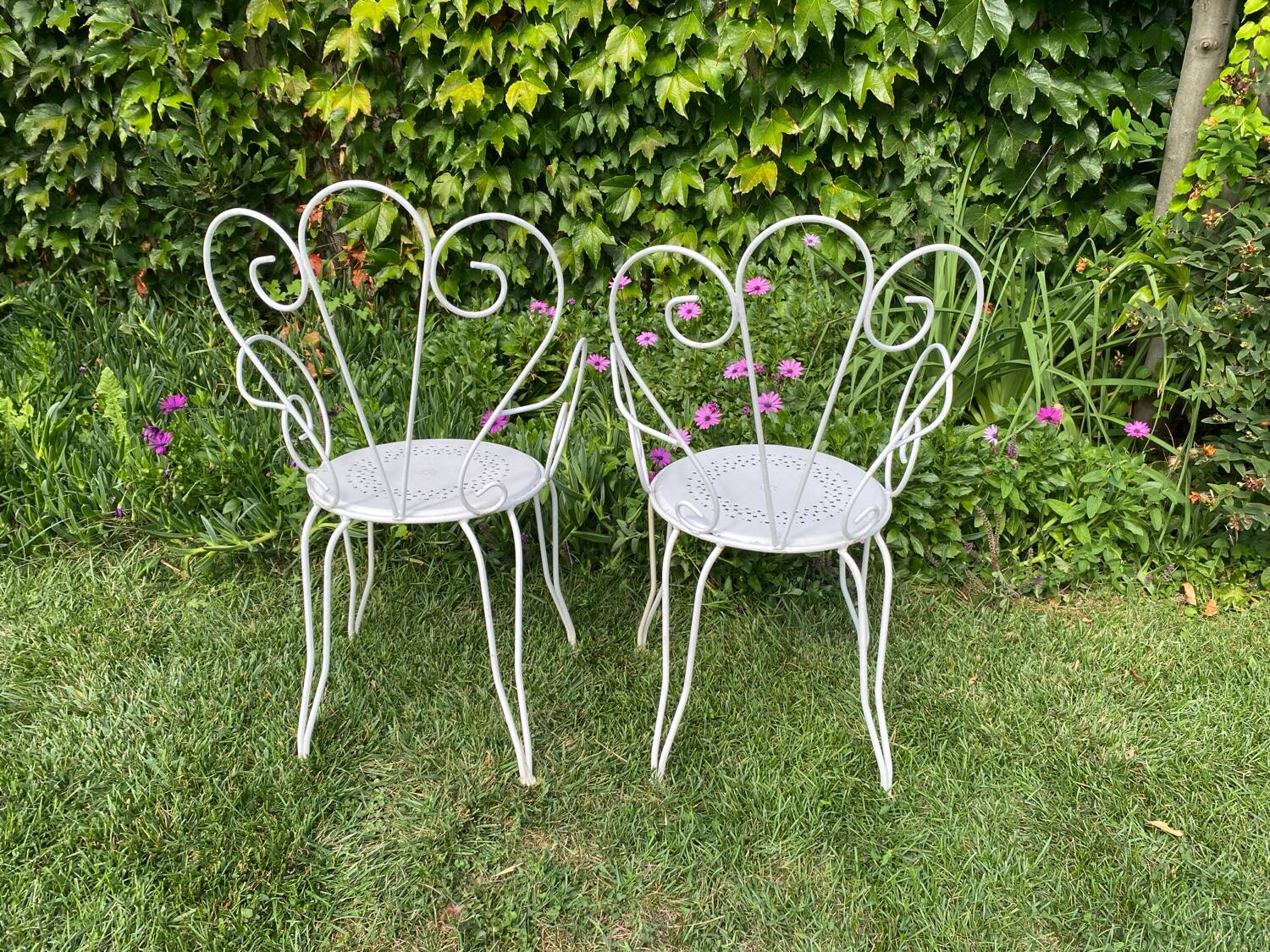 Paire d’anciens fauteuils de jardin en fer forgé