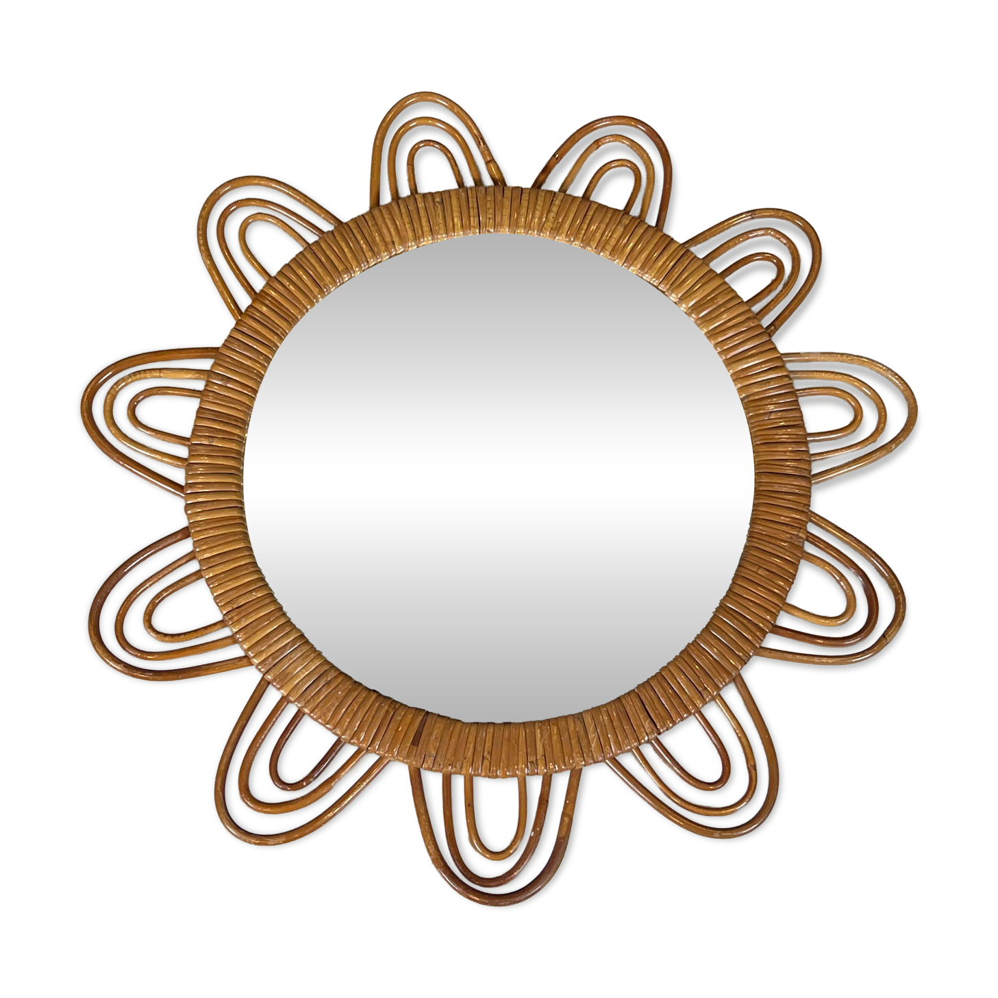 Rattan mirror representing a sun