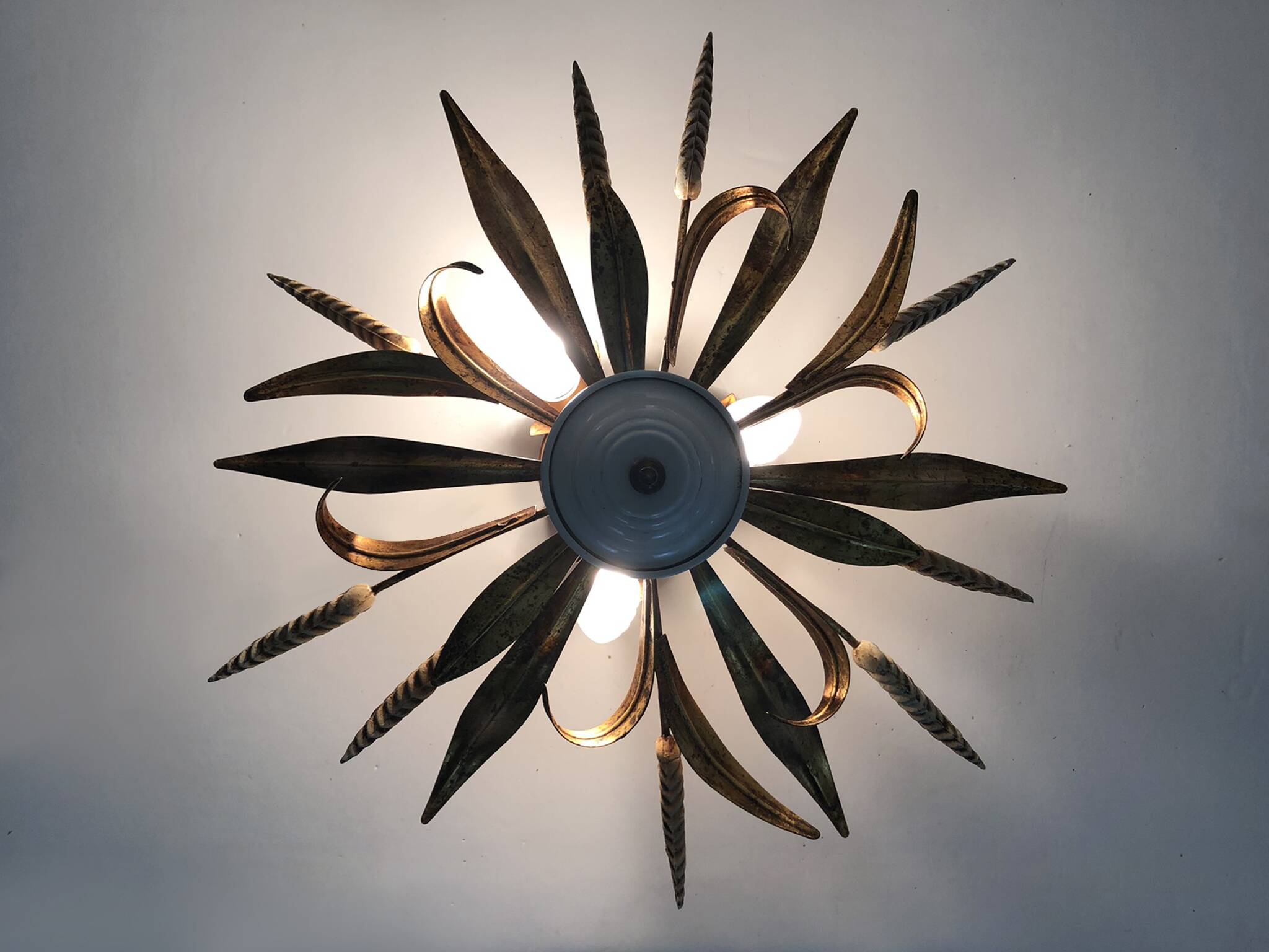 Plafonnier vintage en métal doré plafonnier épis de blé, luminaire ancien lustre à 3 feux. Années 60