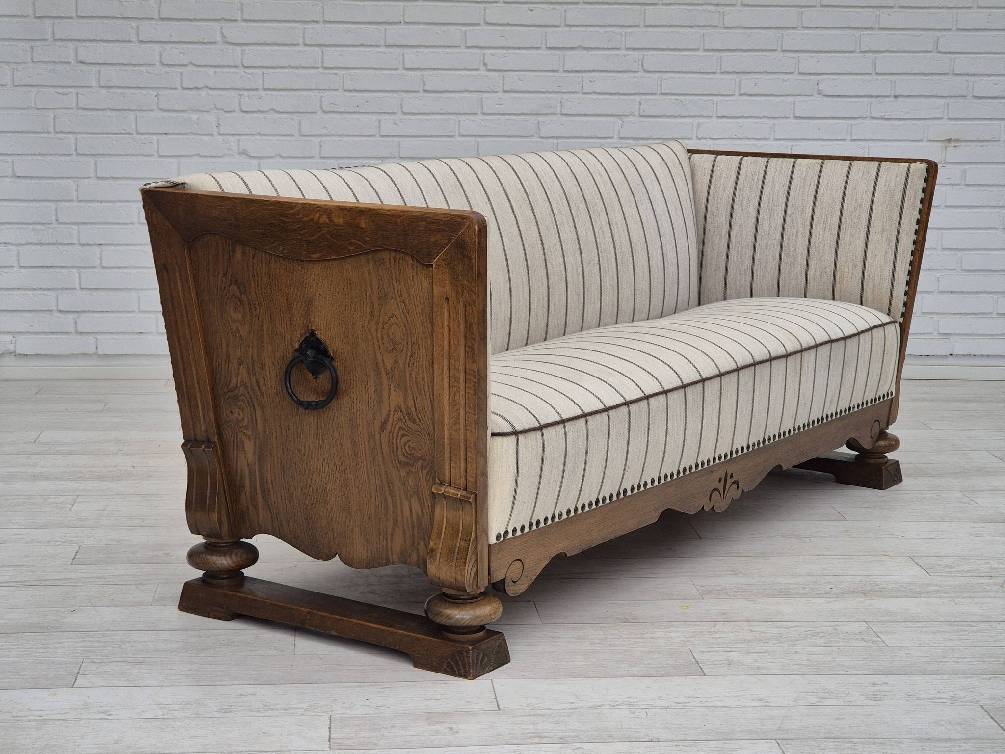 Années 1950, design scandinave, fauteuil retapissé, tissu blanc/gris clair, bois de chêne.