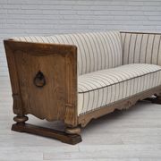Années 1950, design scandinave, fauteuil retapissé, tissu blanc/gris clair, bois de chêne.