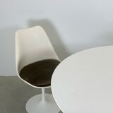 Eero Saarinen Tulip Dining Set with Swifel Chairs for Knoll International 1960s