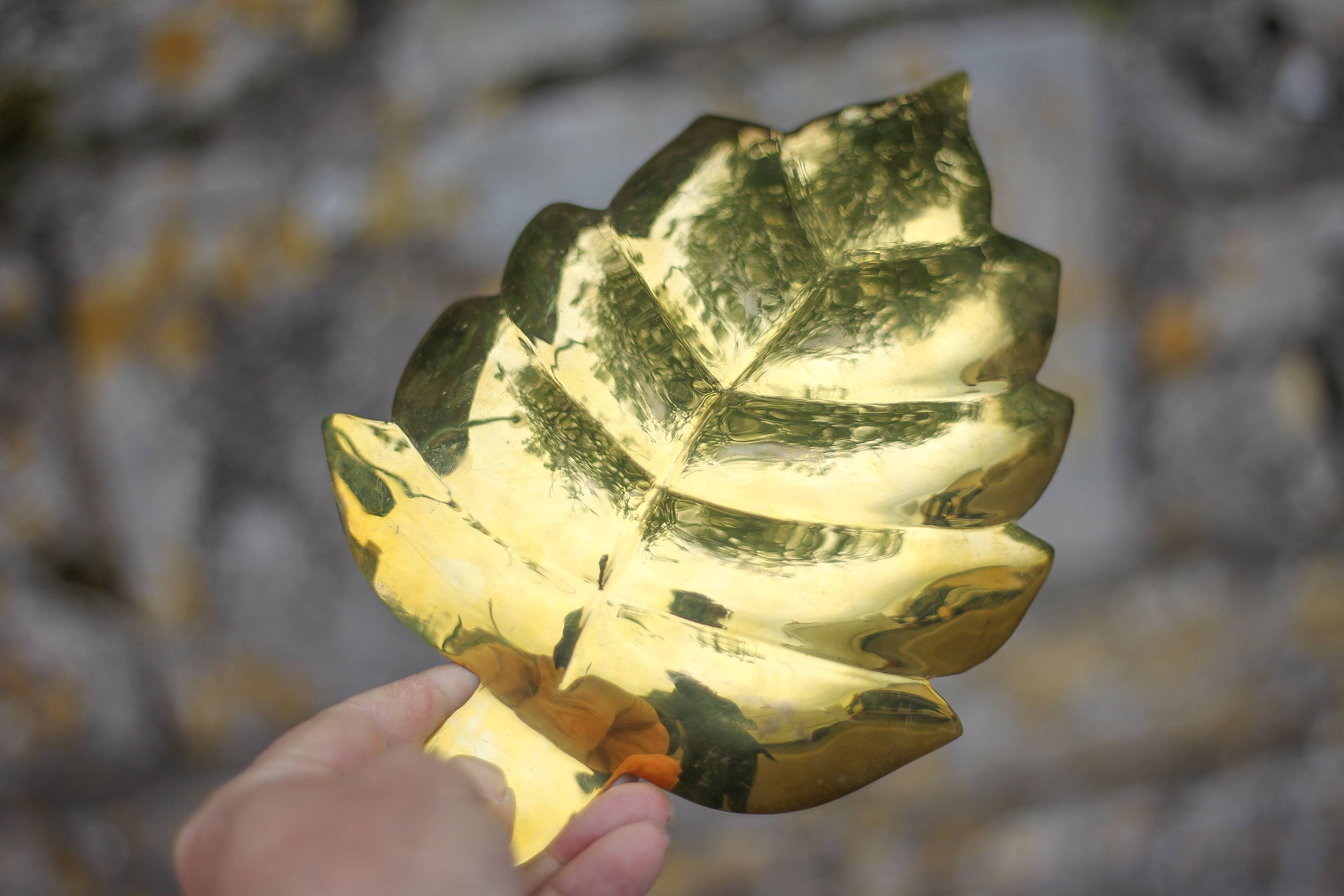 Pair of vintage leaf-shaped pockets, brass leaf cup