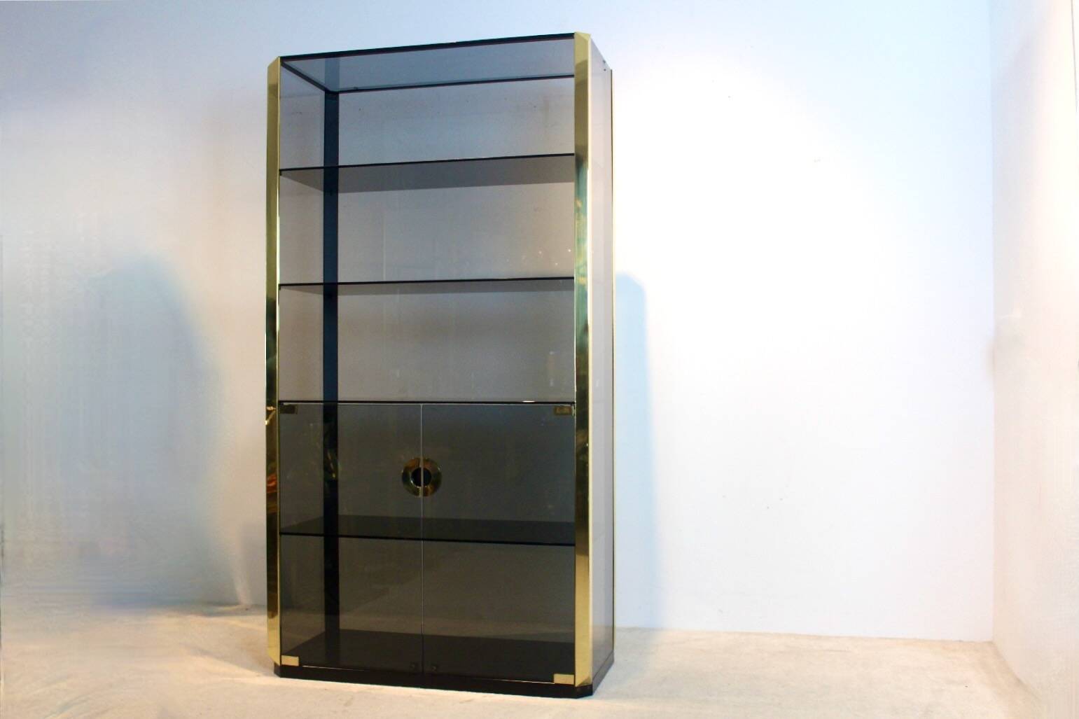 Armoire en verre fumé et laiton