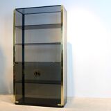 Armoire en verre fumé et laiton