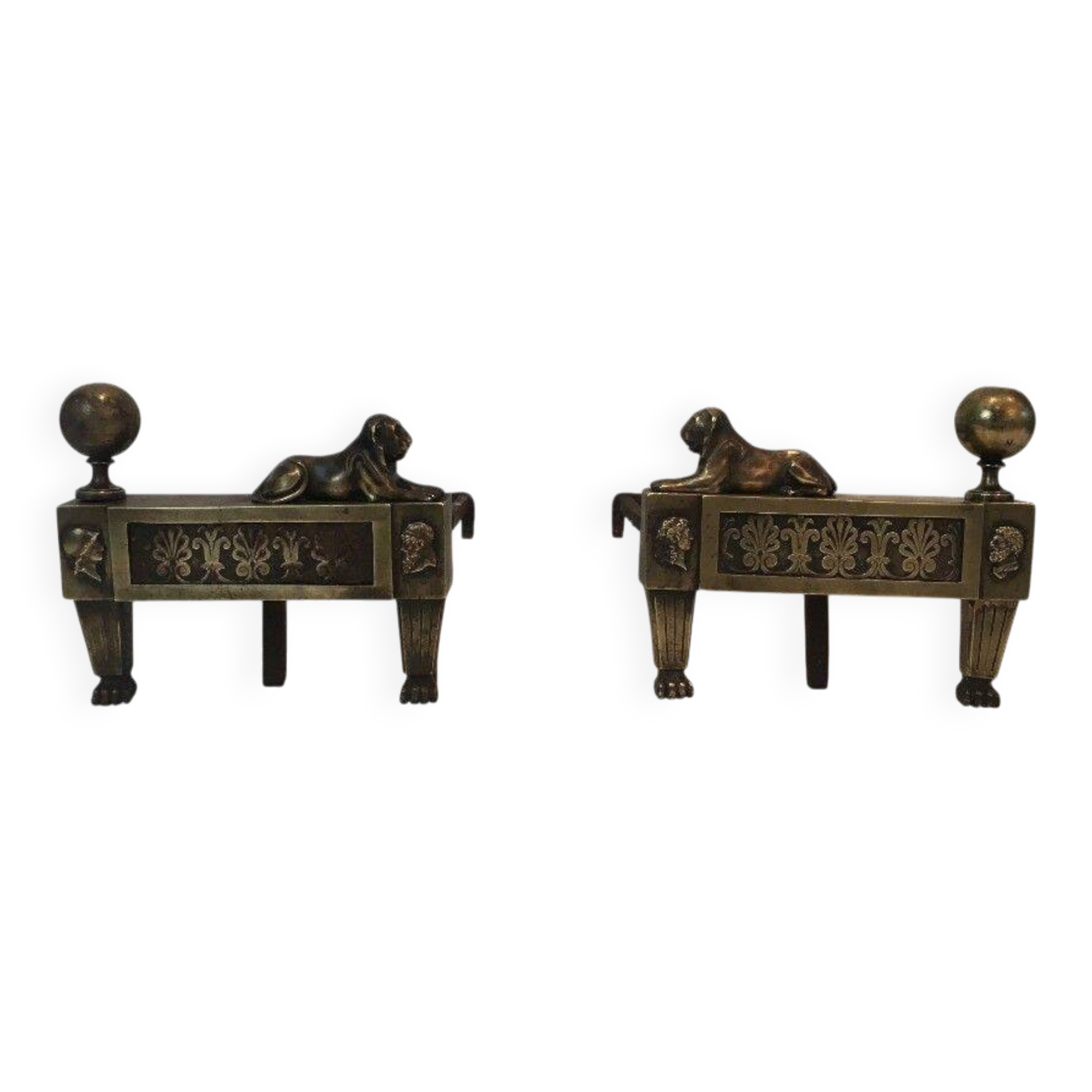 Paire de chenets d'époque Empire en bronze représentant des lions allongés