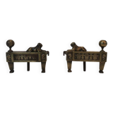 Paire de chenets d'époque Empire en bronze représentant des lions allongés