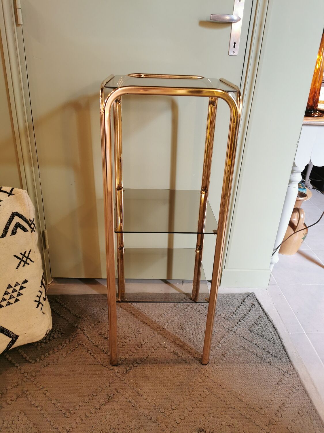 Étagère vintage métal doré et verre fumé