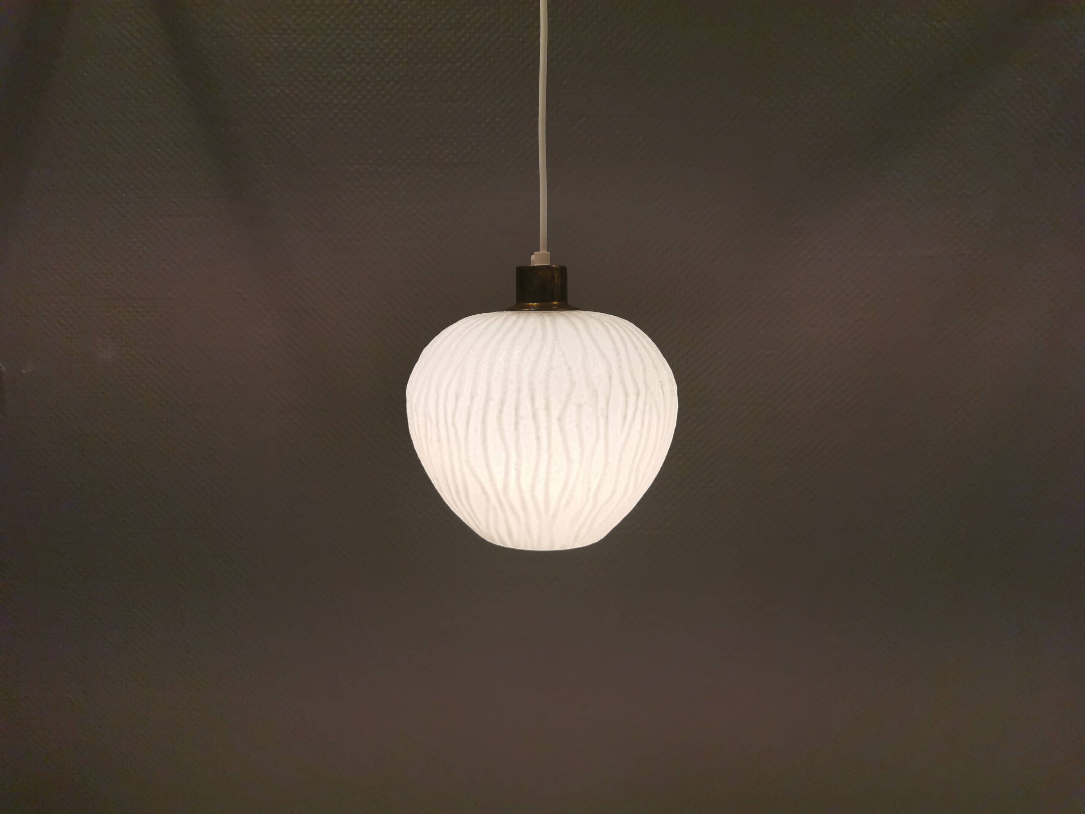 Suspension danoise en verre blanc laiteux ,années 1960.