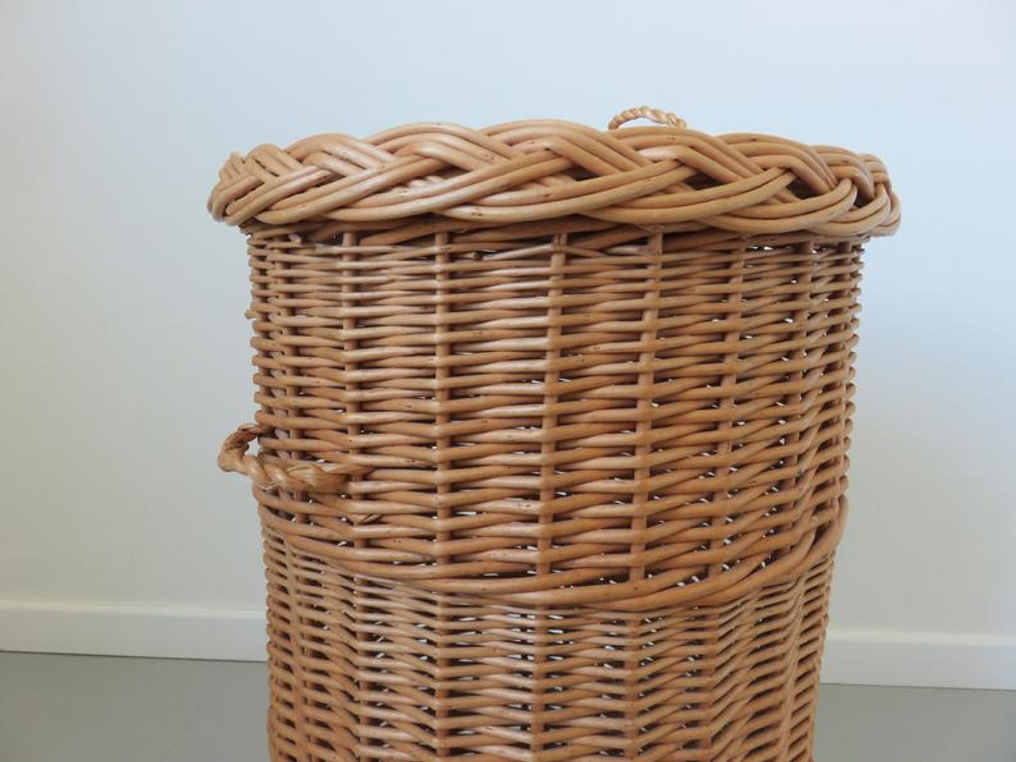 Rattan basket with handles and lid 60/70