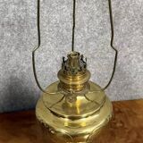 Lampe a pétrole époque Art Nouveau en laiton doré et ciselé vers 1900