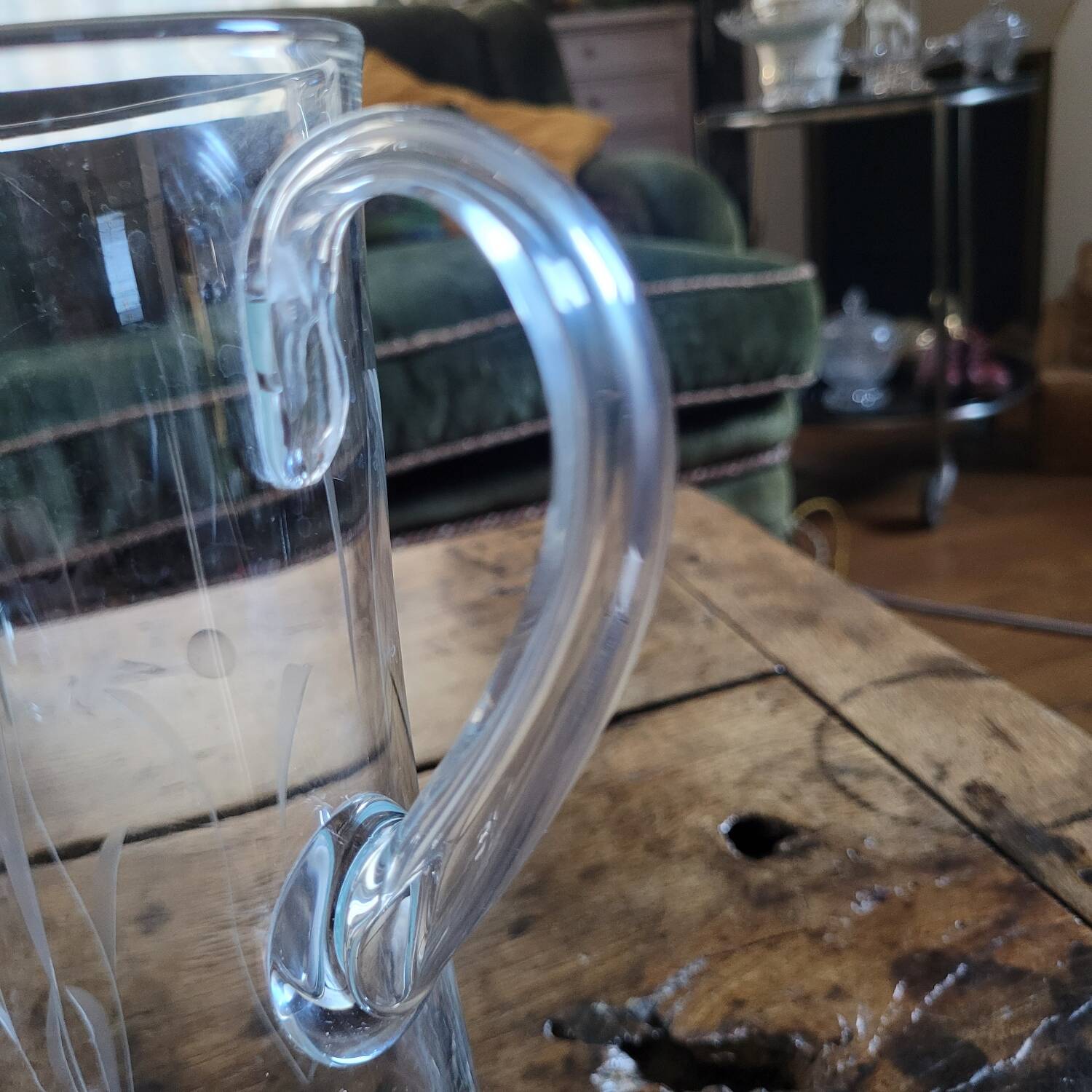 Pichet en verre gravé, base épaisse, années 70