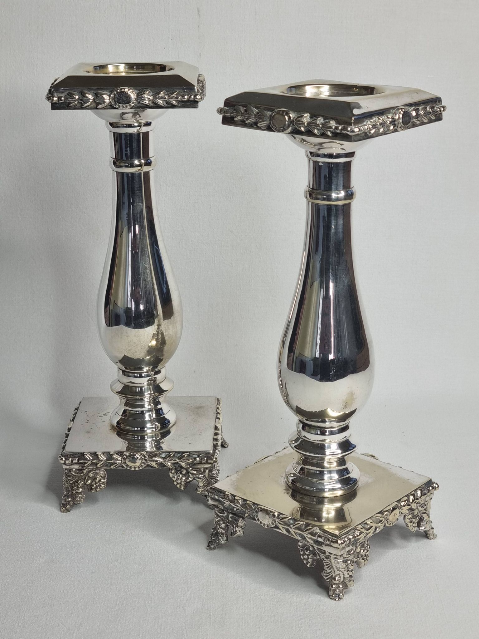 Paire de flambeaux style Louis XVI en métal argenté à plateformes 29 cm