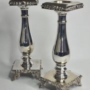 Paire de flambeaux style Louis XVI en métal argenté à plateformes 29 cm