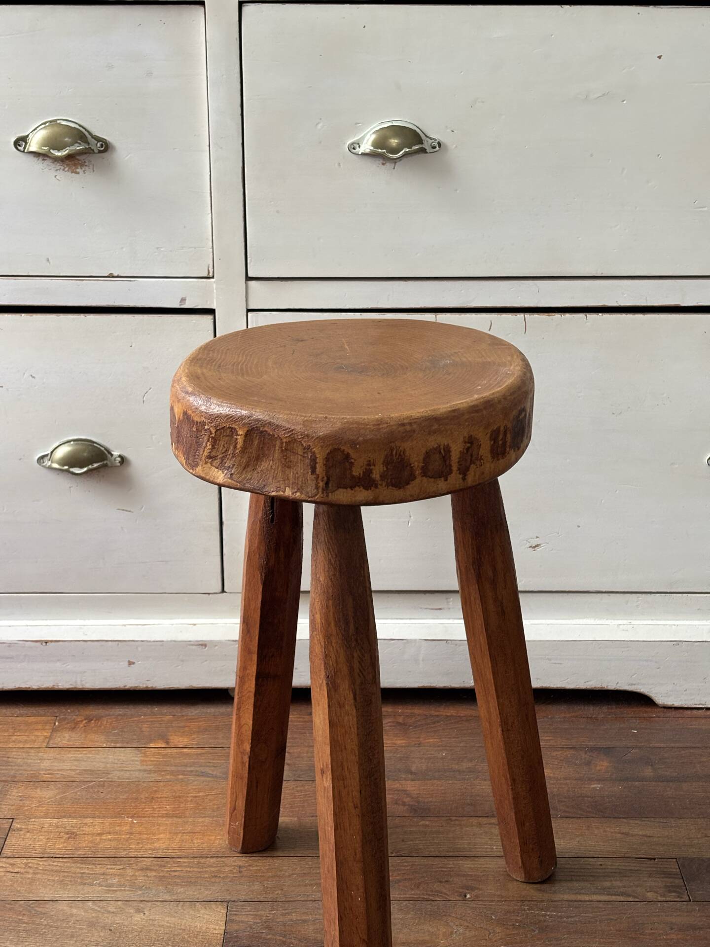 Tabouret tripode en bois massif