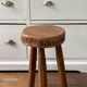 Tabouret tripode en bois massif