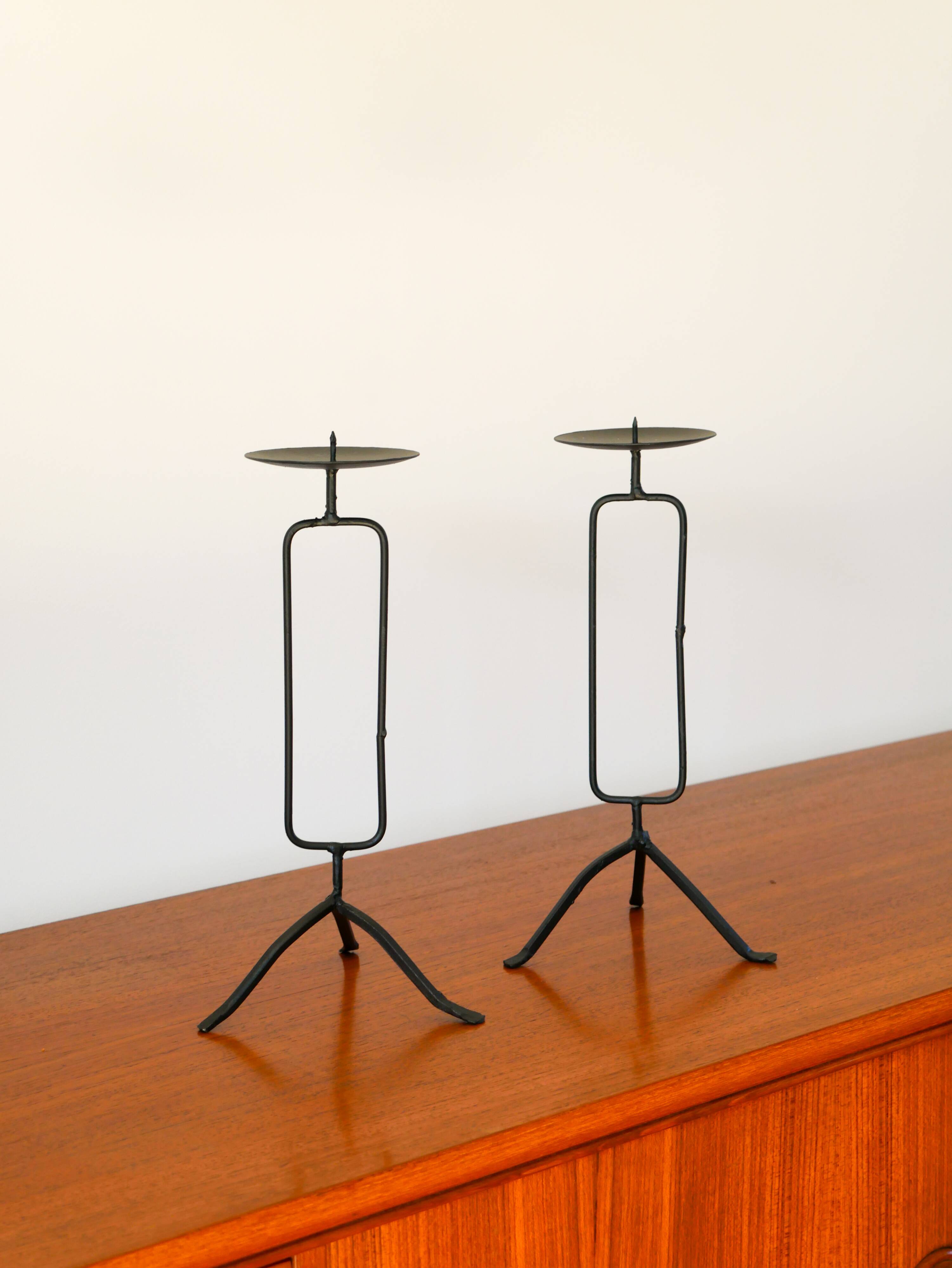 Pair of black iron tripod candlesticks, Brutalist, 1970 - 30 cm
