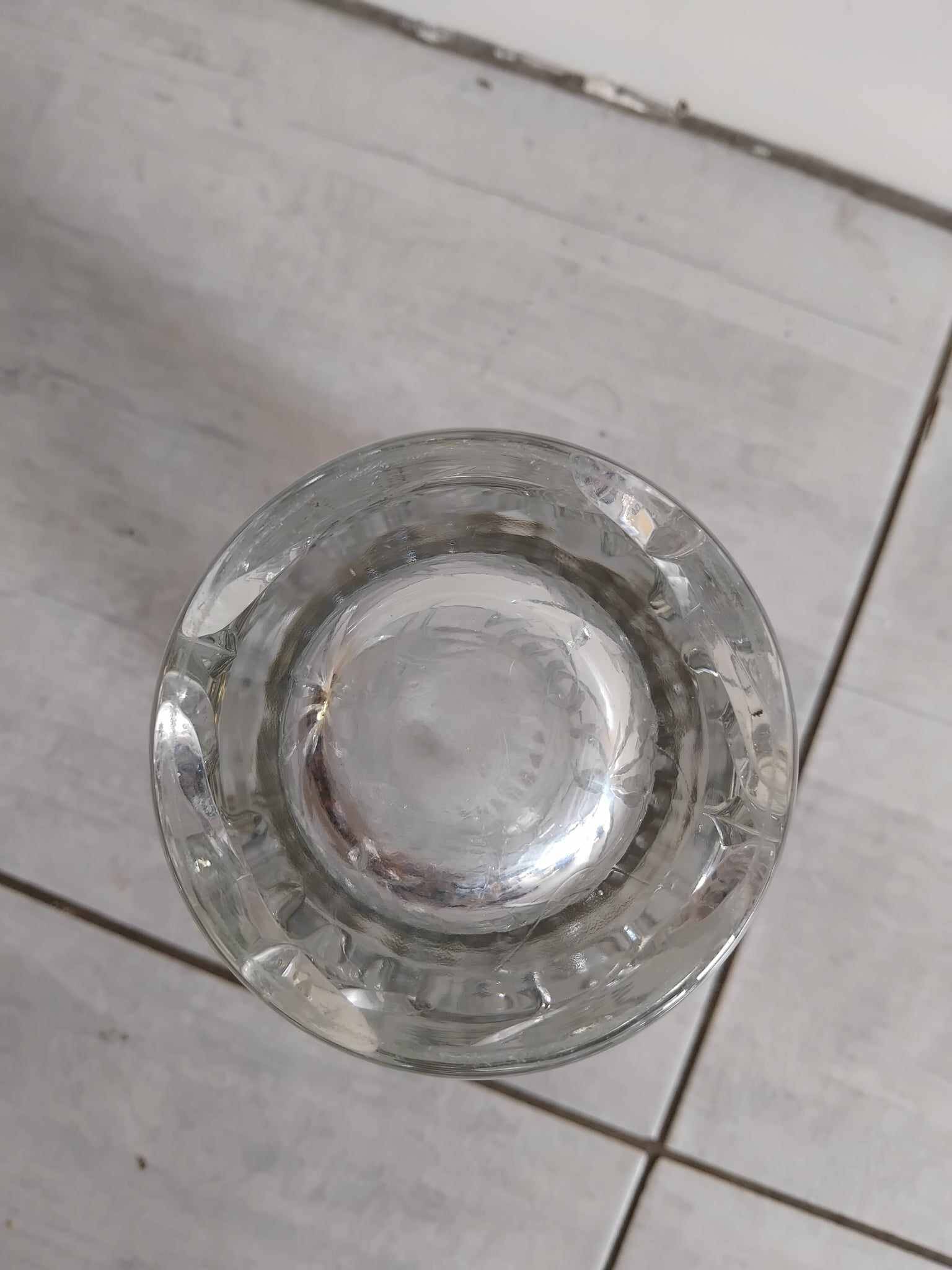 Cut crystal vase with flower decoration