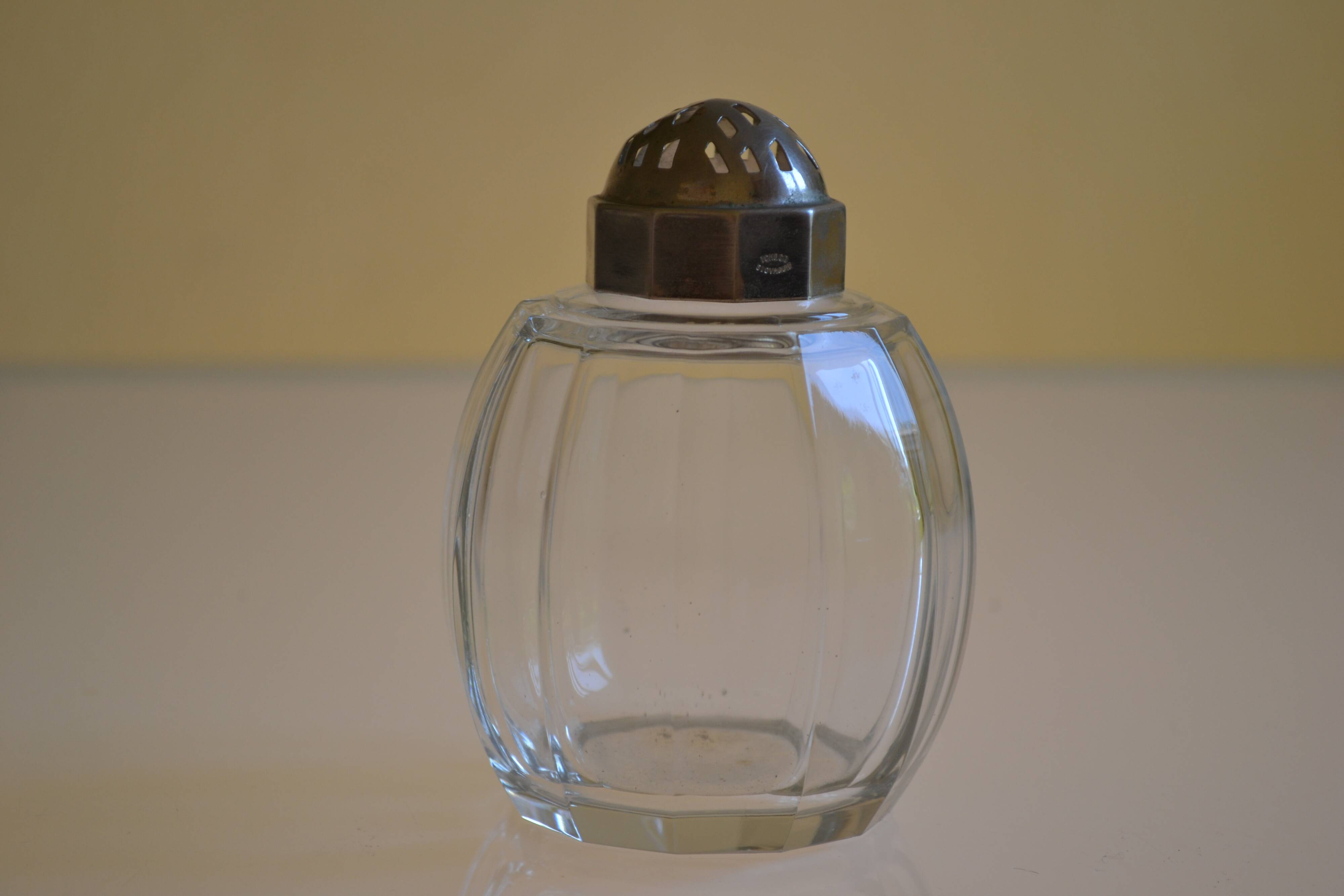 Sucrier Saupoudreuse Art Déco en verre de Tchécoslovaquie