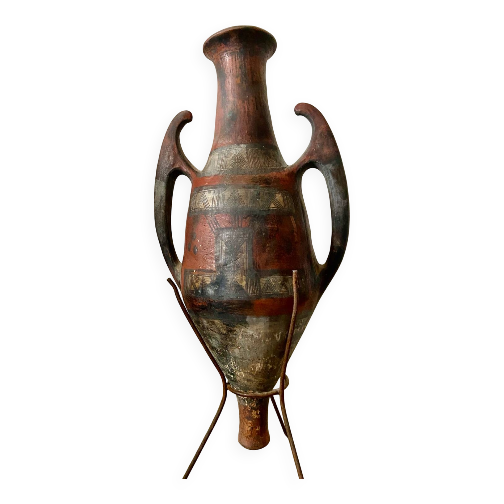 Ancient Kabyle amphora in terracotta.