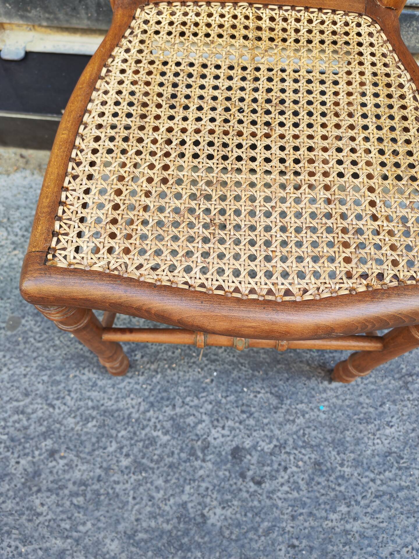 Chaise ancienne en bois et canage