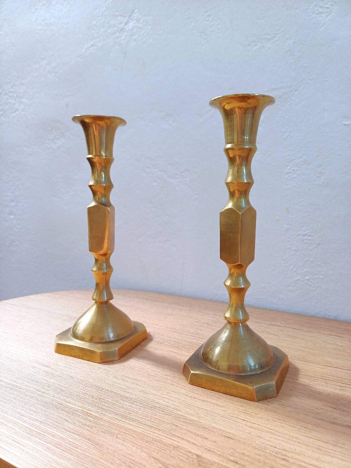 Paire de bougeoirs en laiton
