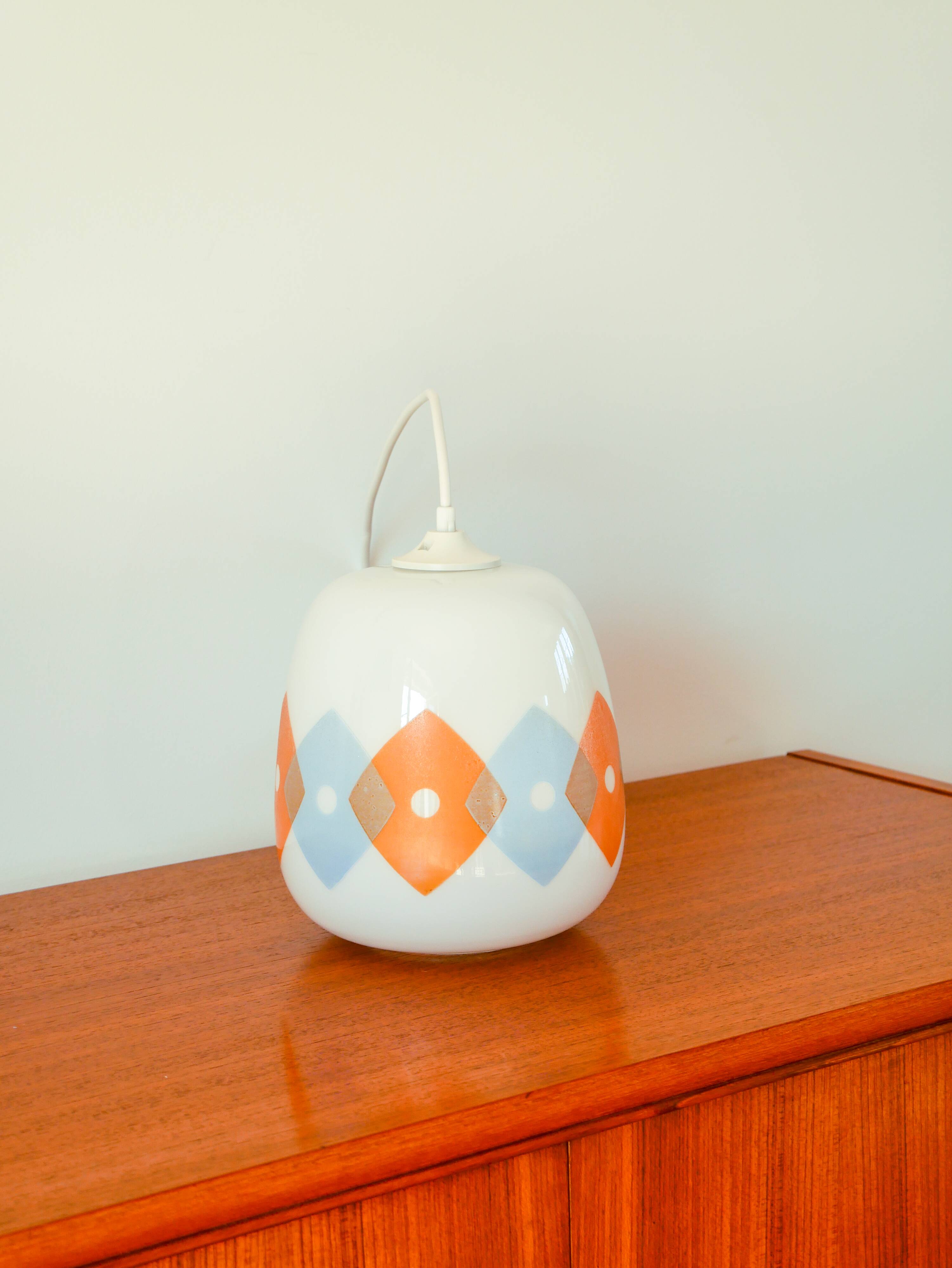Suspension en opaline blanche à motifs géométriques orange et bleu Design 1970