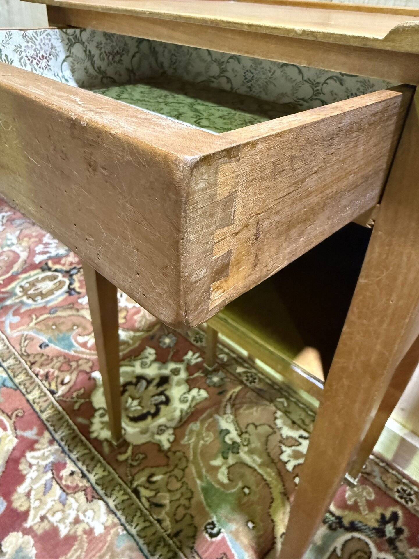 Paire de tables de chevets à niches de style Louis XVI en merisier