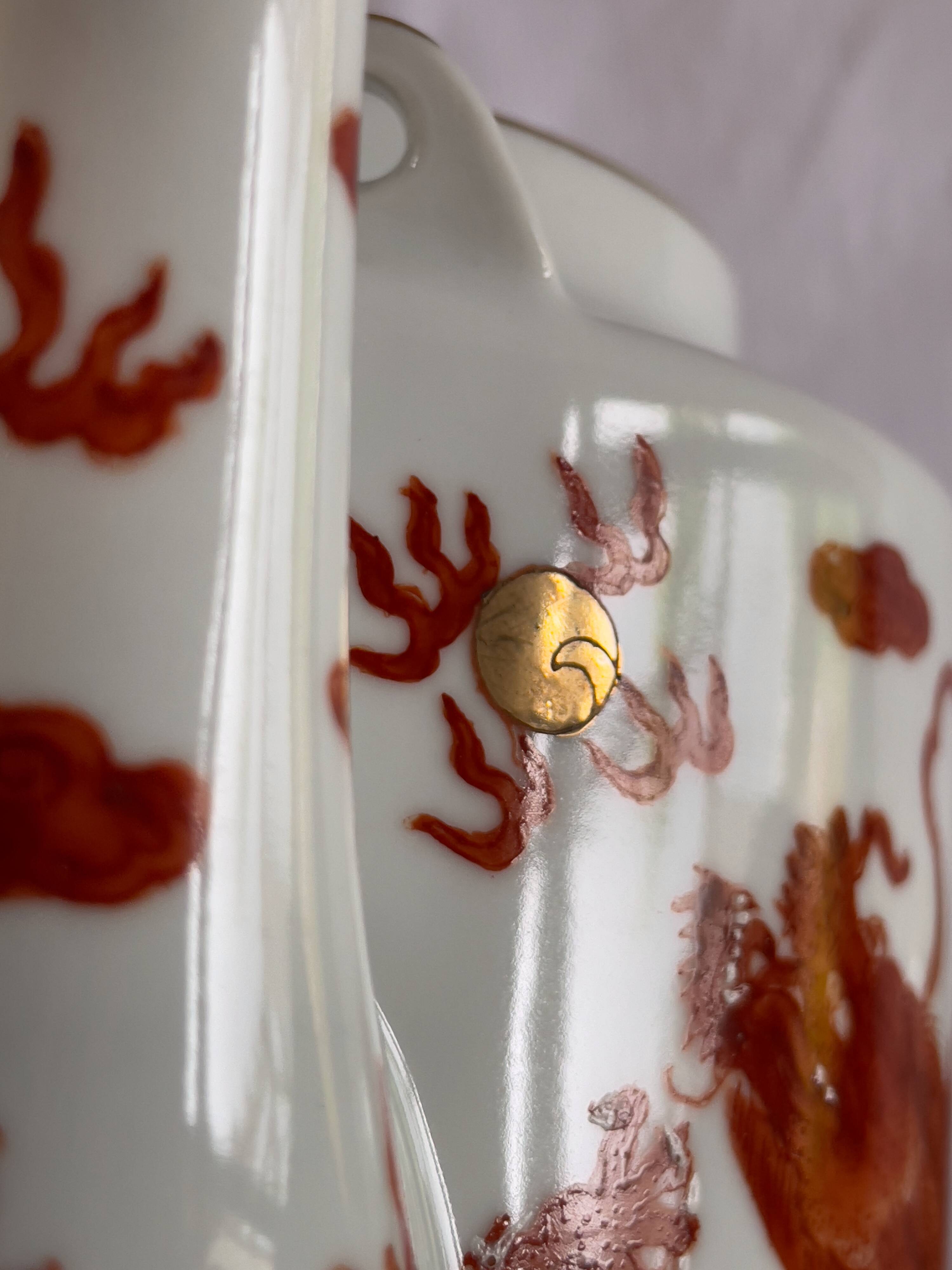 Teapot decorated with 2 dragons Republic 1912-1949 China