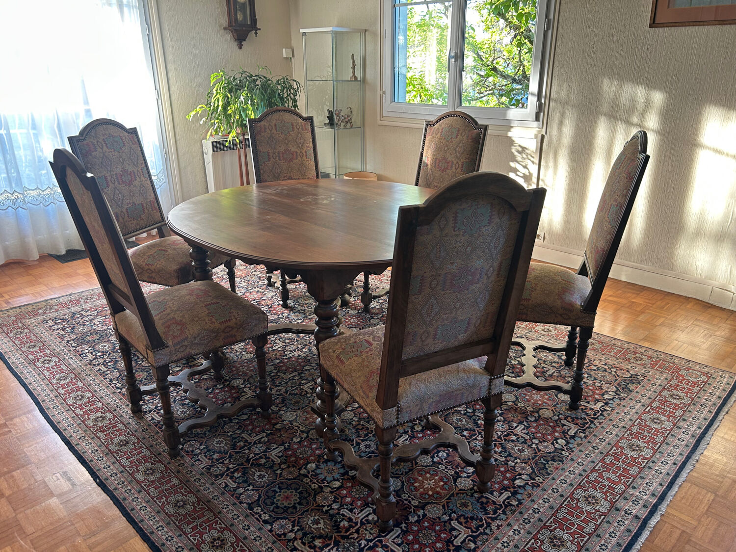 Solid oak dining table and 6 matching chairs.