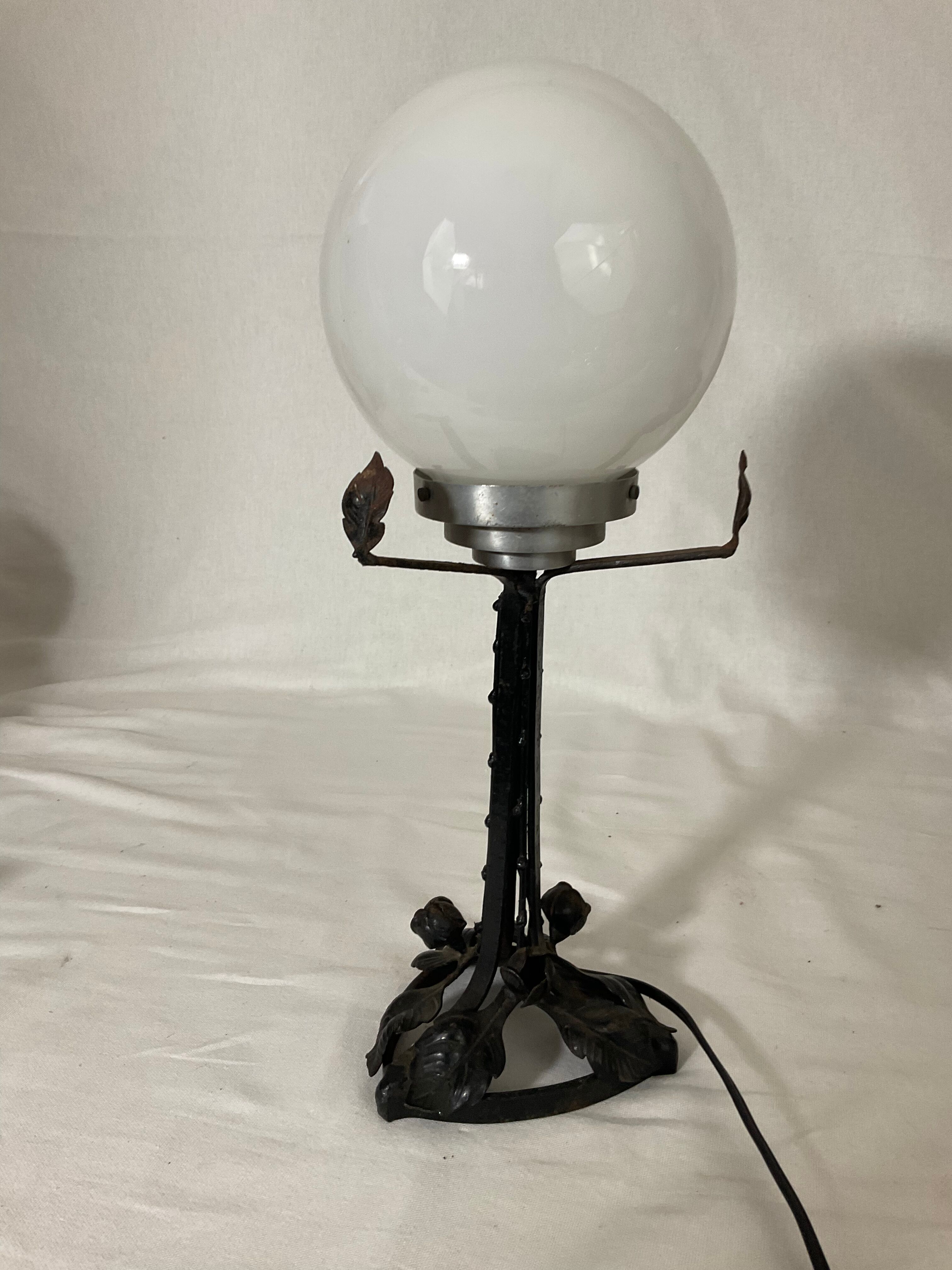 Lampe art nouveau art déco en fer forgé globe blanc